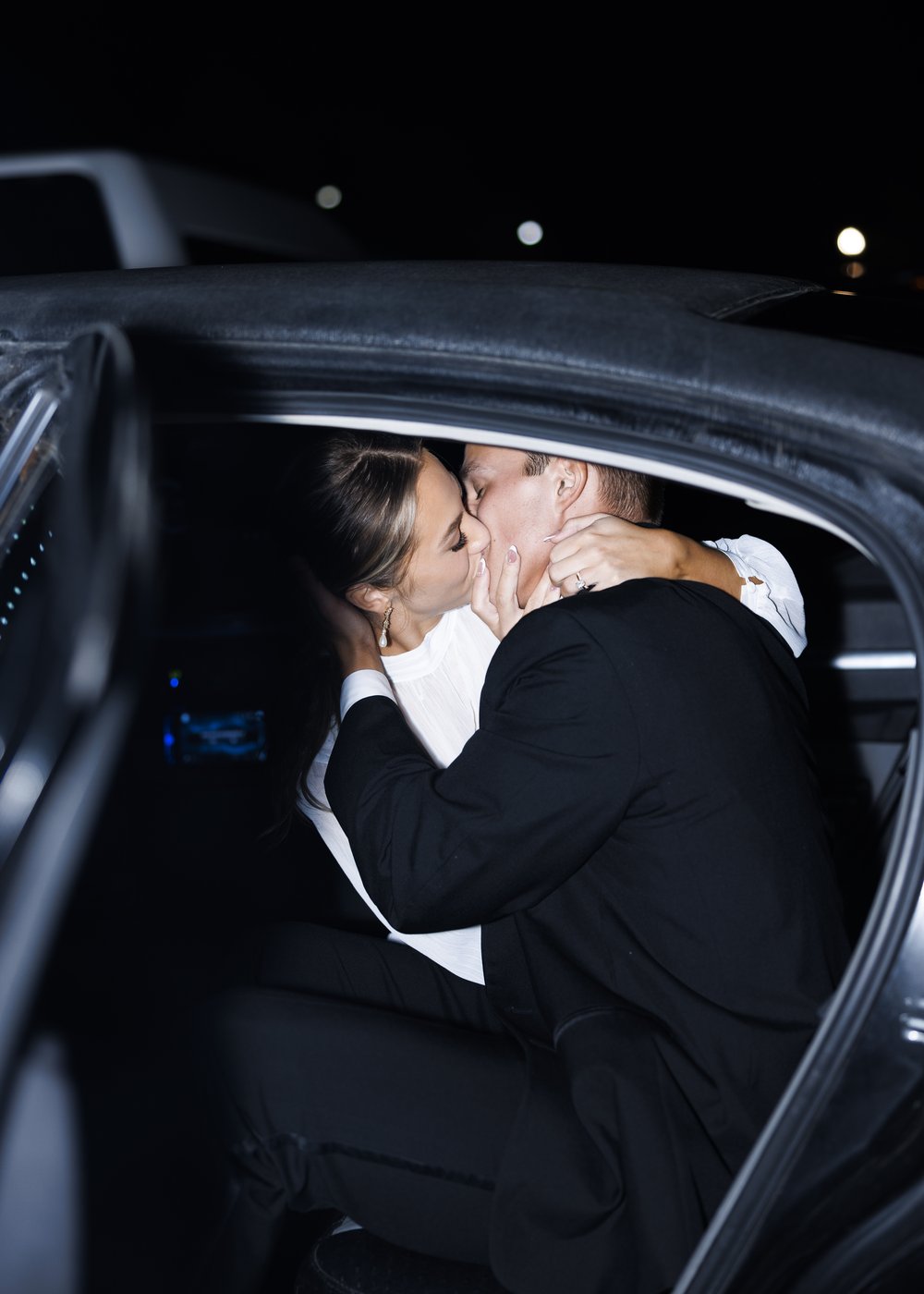  Dark wedding lighting and how to capture the moment by using flash with Savanna Richardson Photography. bride and groom #SavannaRichardsonPhotography #SavannaRichardsonTips #WeddingTips #PhotographyTips #weddingrecepiton #flashphotography 