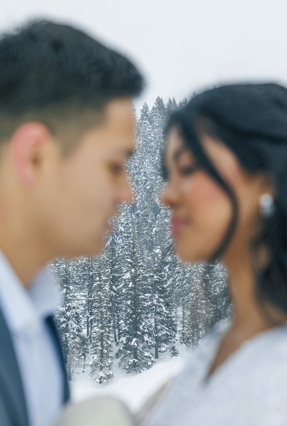  Trendy blurry kissing portrait of newlyweds by Savanna Richardson Photography. Tibble Fork bridal shots #SavannaRichardsonPhotography #SavannaRichardsonBridals #WinterBridals #WinterWedding #TibbleForkBridals #UtahBridals #MountainBridals 