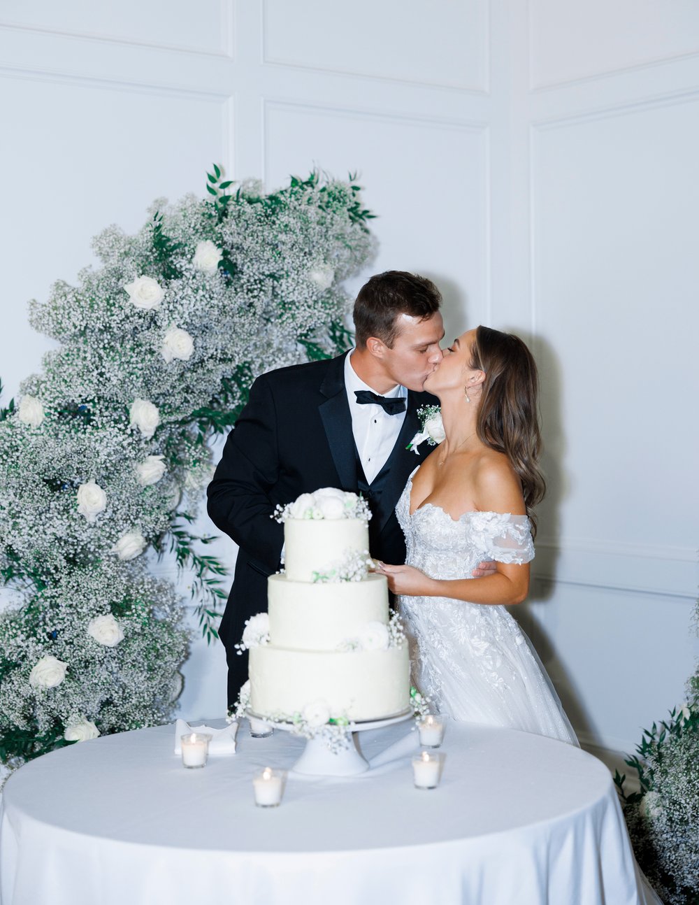  Indoor reception lighting tricks for photographers to capture the moments with Savanna Richardson Photography. flash photography #SavannaRichardsonPhotography #SavannaRichardsonTips #WeddingTips #PhotographyTips #weddingrecepiton #flashphotography 