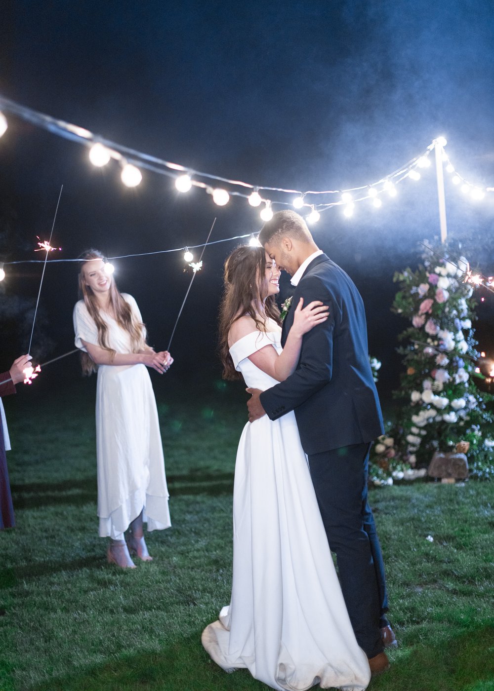  Photography tips on how to photograph sparkler wedding send-offs by Professional Savanna Richardson Photography. sparkler send off photography education for wedding professionals #SavannaRichardsonPhotography #SavannaRichardsonTips #WeddingExits #Ph