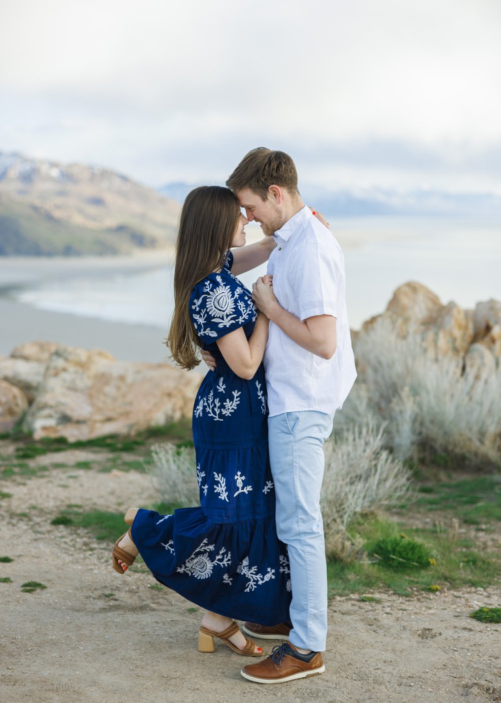  A simple and classic spring engagement photography session at Antelope Island with Professional wedding photographer Savanna Richardson Photography. Timeless engagements simple engagement photography #SavannaRichardsonPhotography #SavannaRichardsonE
