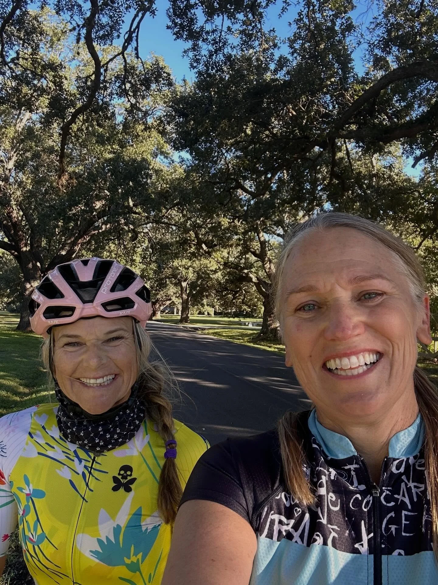 Missed our peeps today, but @julainnemills and I had a great ride this morning. It was windy, some crazy gusts. But we got to catch up an it was fantastic. Temp was perfect once we got going. 
Hello fall!!
.
.
#tri365 #cycling #bikewithfriends #swimb