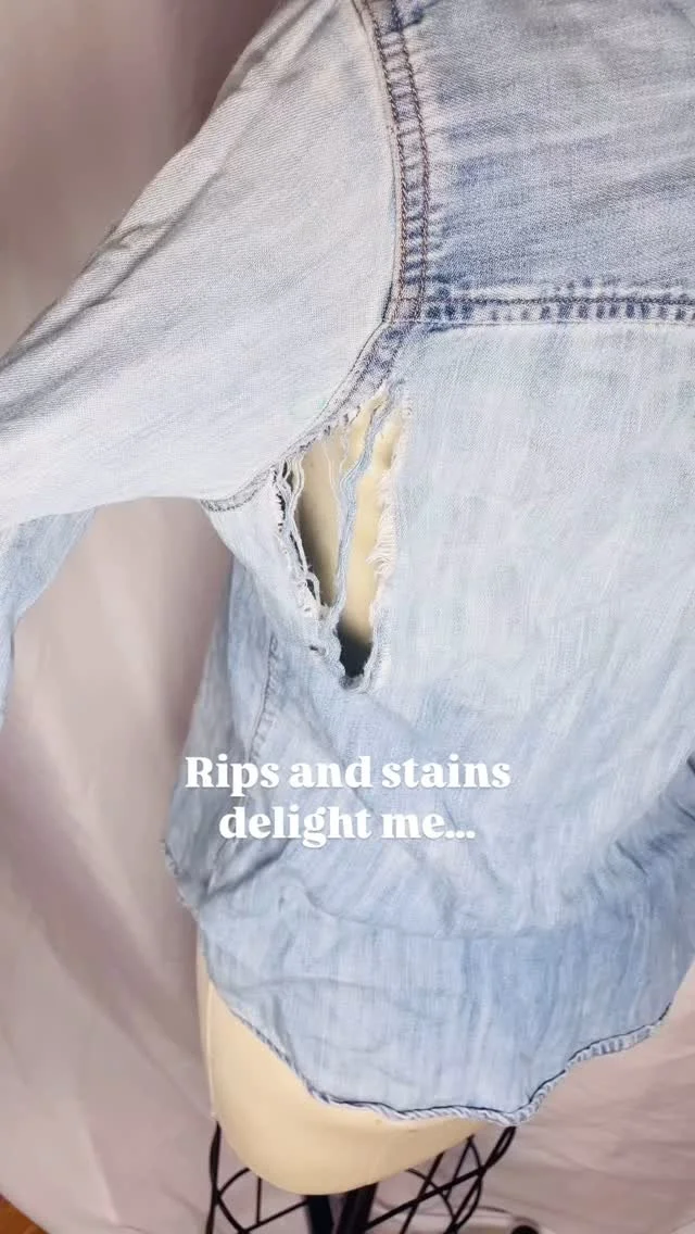 I light up when I find ripped or stained clothing—it’s a creative invitation! This worn @madewell jean shirt became my canvas. With satisfying snips and vibrant machine embroidery, I transformed it into something fresh and unique. Stay tu