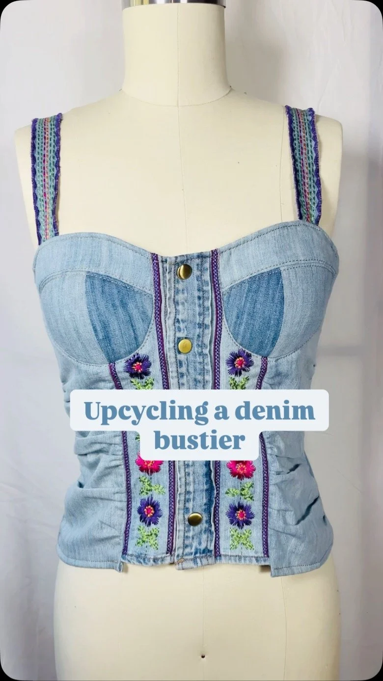 βοΈ Whipped up one final summer top before the school rush, and I’m THRILLED! π I took this denim snap shirt with a big rip and stubborn stains and thought, perfect upcycle project! I repurposed the shirt collar into a stunning back detail&mdas