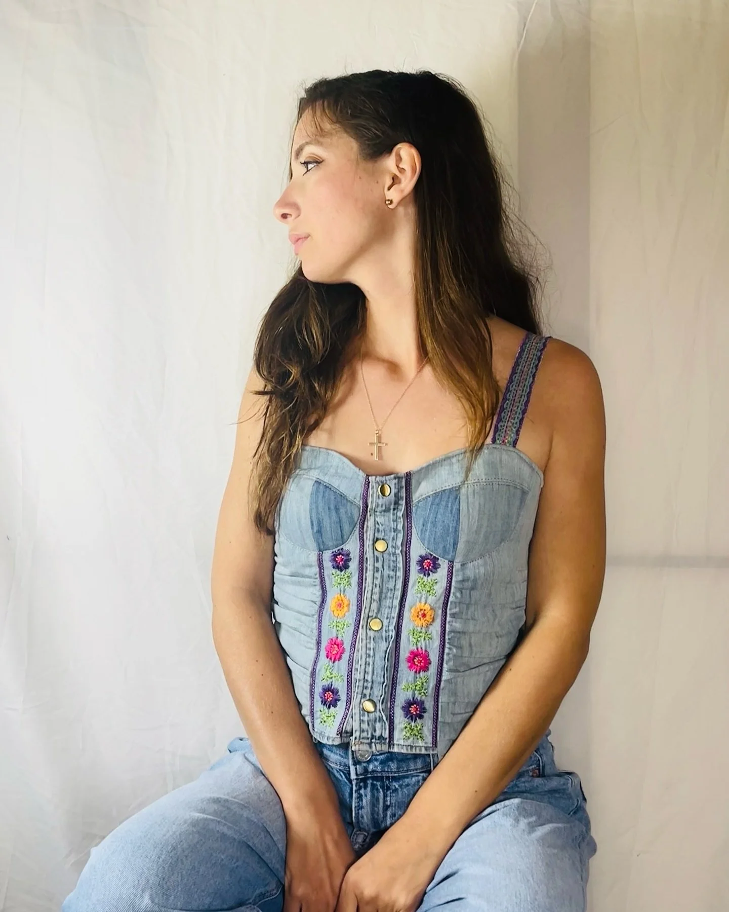 βοΈπͺ‘ This denim shirt had holes and stains, but instead of tossing it, I transformed it into a one-of-a-kind bustier.
I added vintage-style embroidery for to cover stains, repurposed the original collar as a back detail, and even embroidered the str