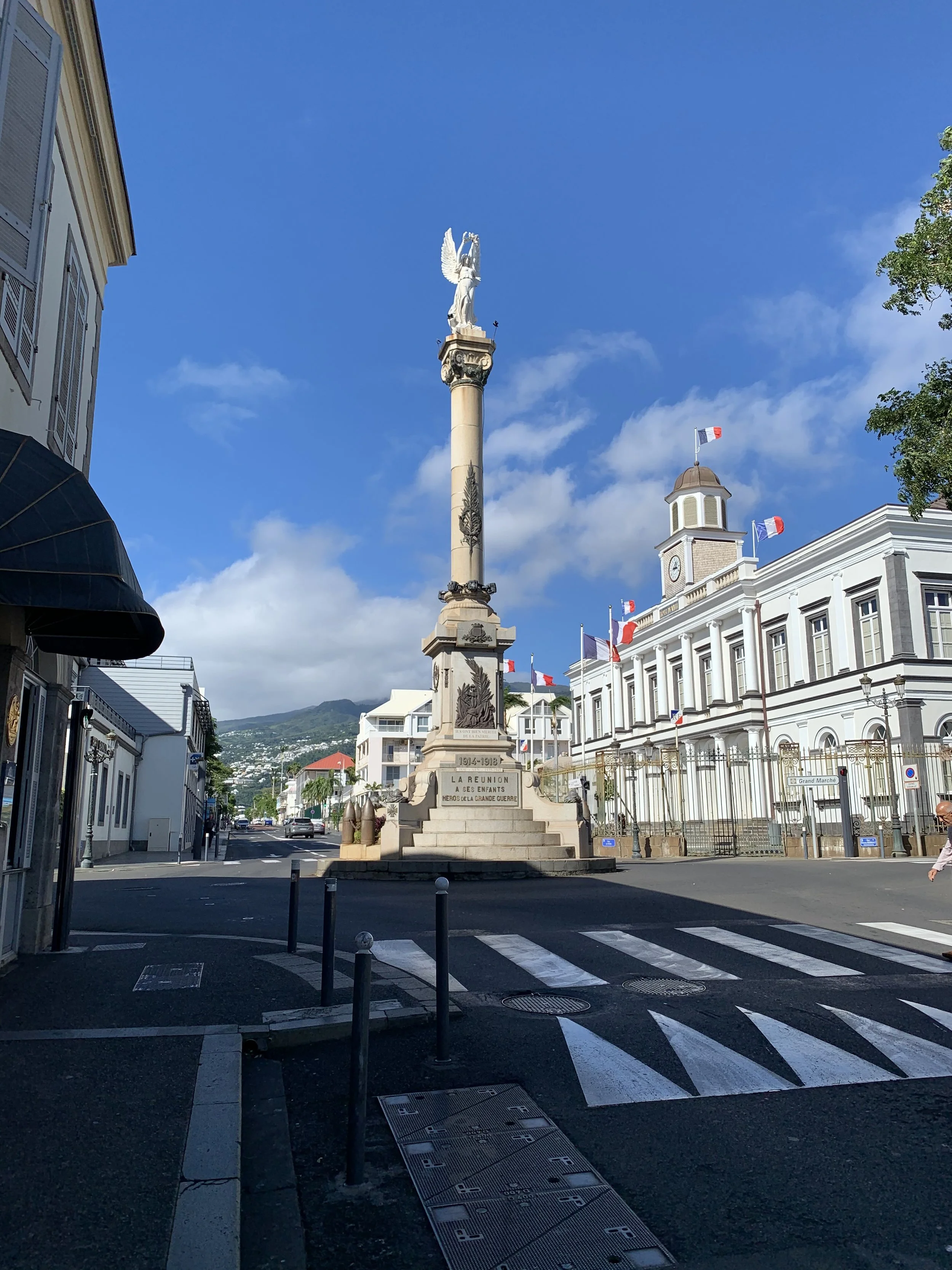 La Réunion - Während unserer Reise hatten wir die Gelegenheit, pädagogische Einrichtungen wie Schulen, Kinderkrippen sowie Jugend- und Familienzentren zu besuchen, ebenso wie Orte der Erinnerung.