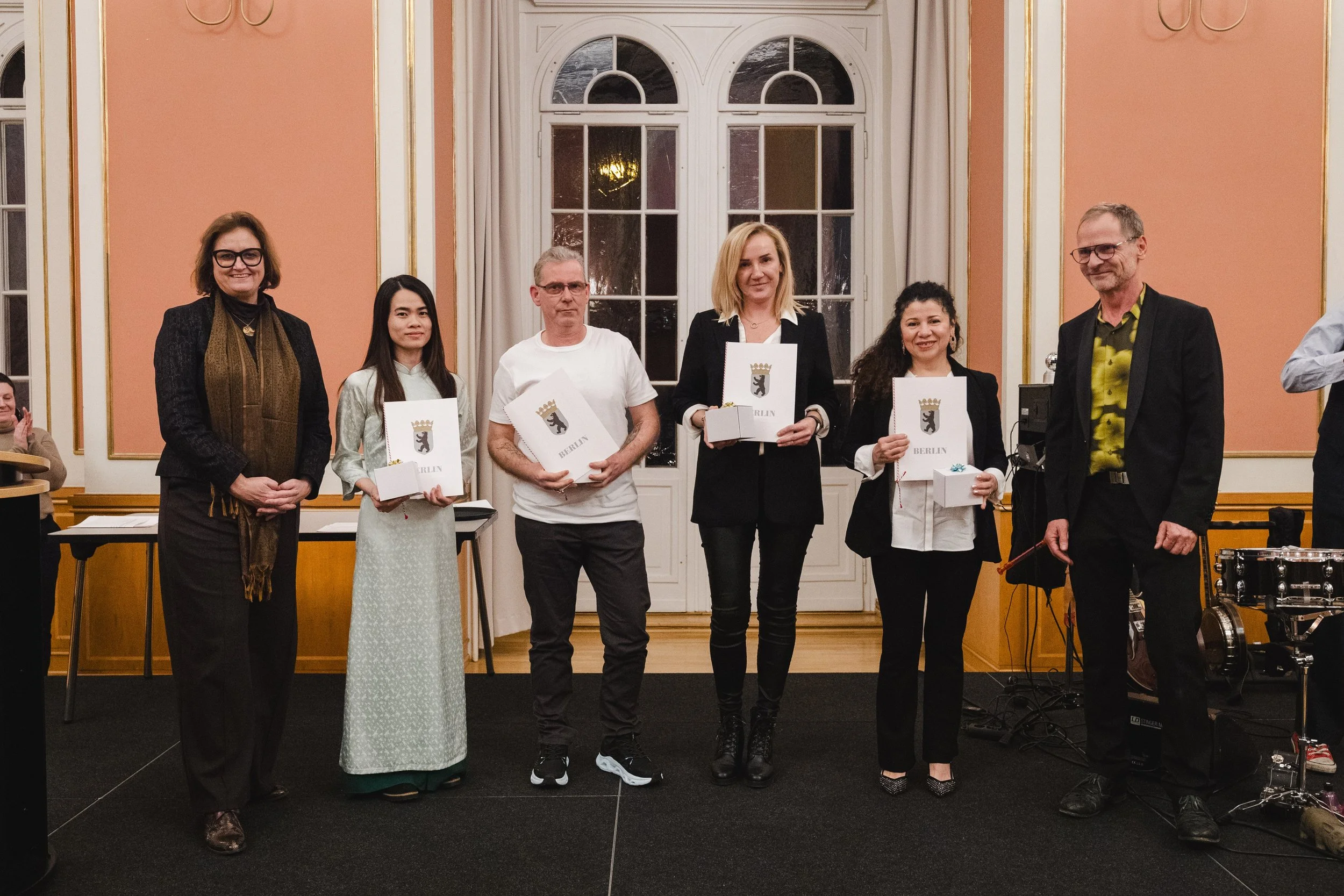 Vanessa Ritter von Klier bei der Auszeichnung mit anderen.jpg