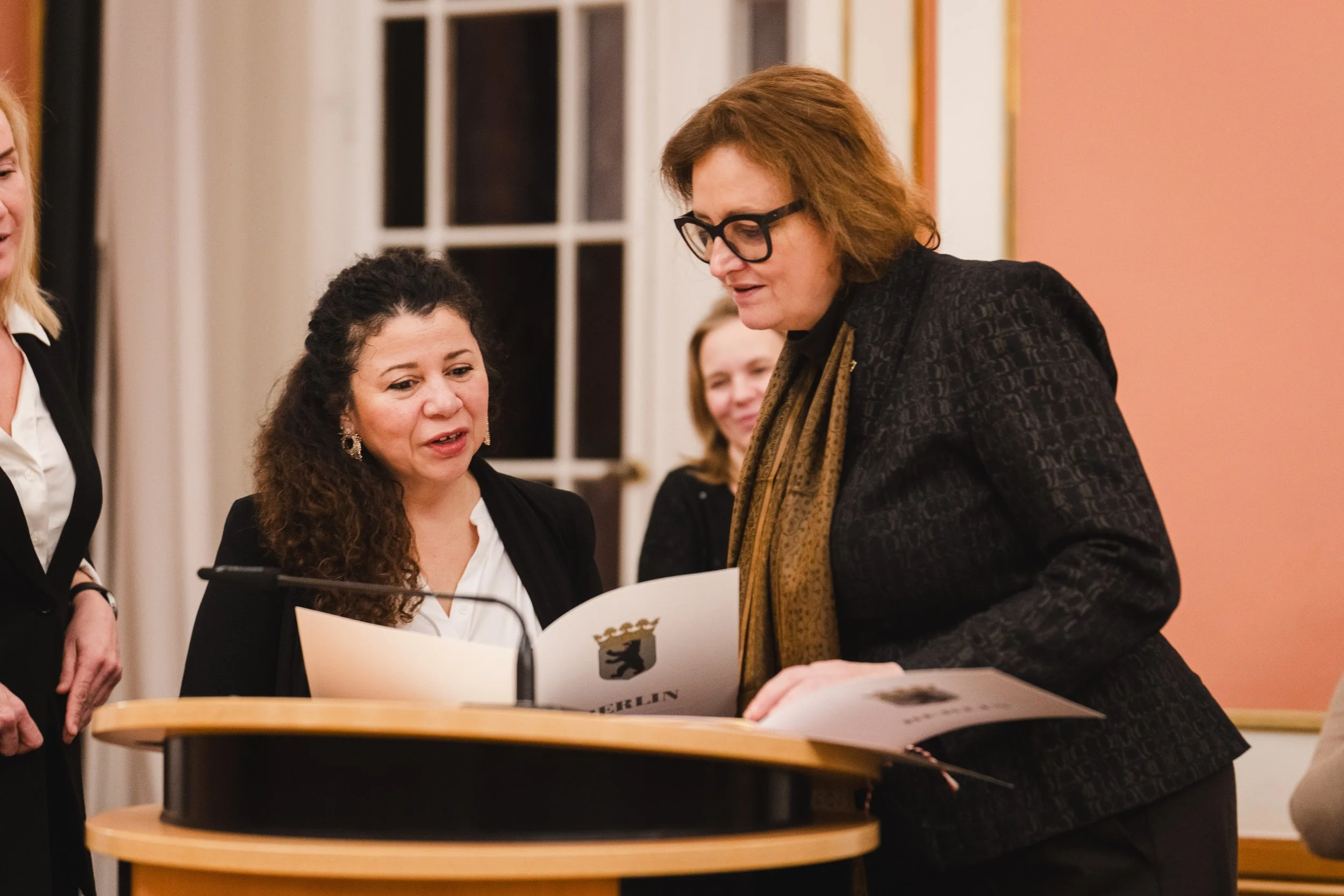 Frau Ritter von Klier bei der Urkundenübergabe.jpg