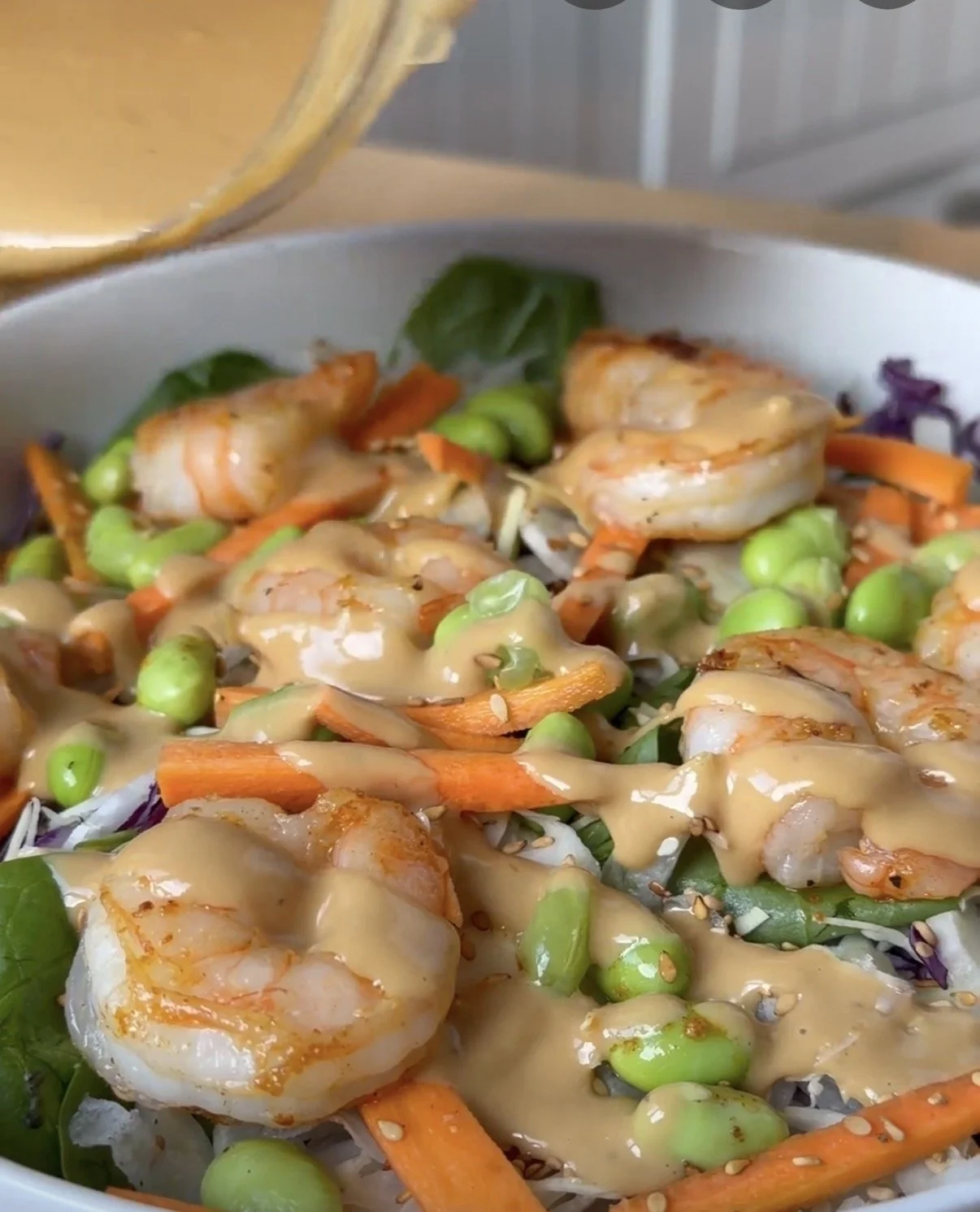 Salade croquante aux crevettes et sauce miso