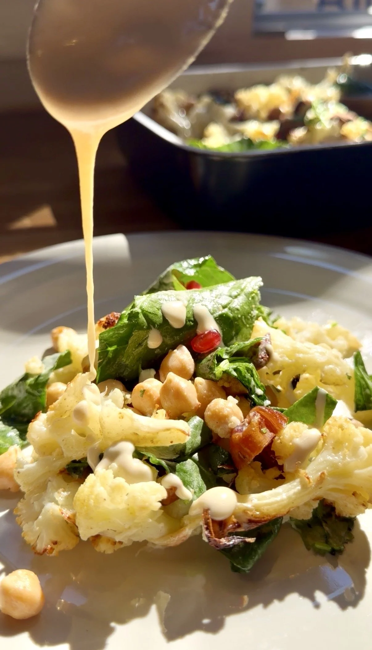 Salade de chou-fleur rôti, dattes, amandes et tahini