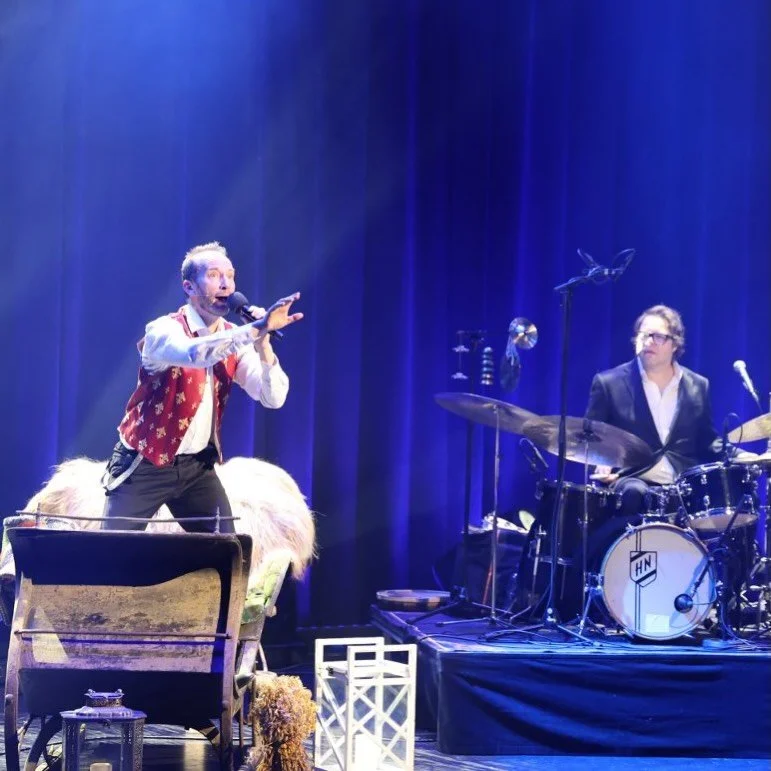 Har du et FFK-flagg &aring; l&aring;ne bort? 

Da har jeg 2 gratisbilletter til juleshowet p&aring; Bl&aring; Grotte ikveld klokken 18 😊❤️😆

Gleder meg til nytt show ikveld 🤩🥳