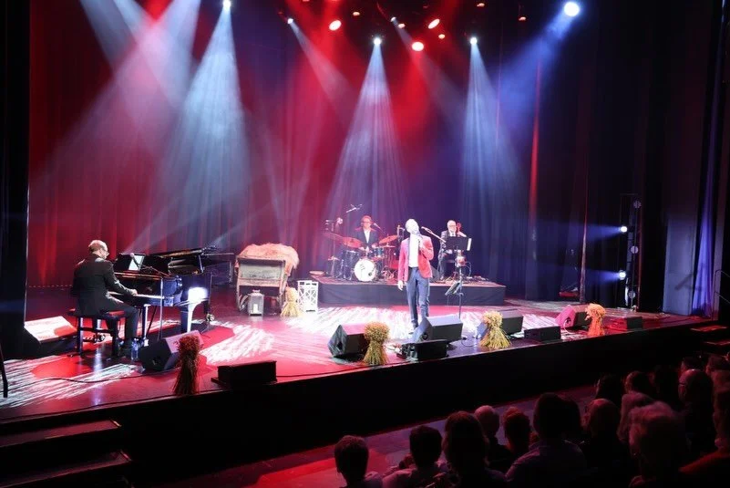 FOR en kveld ❤️🙏🏻❤️

Tror jeg aldri har f&aring;tt s&aring; mange superlativer for juleshowet f&oslash;r 💖💖💖

S&aring;&aring;&aring; glad for en vanvittig kveld med de beste musikerne i verden 🙏🏻🌟🙏🏻 @dan_pianist @hermundnygard  og @lassebas