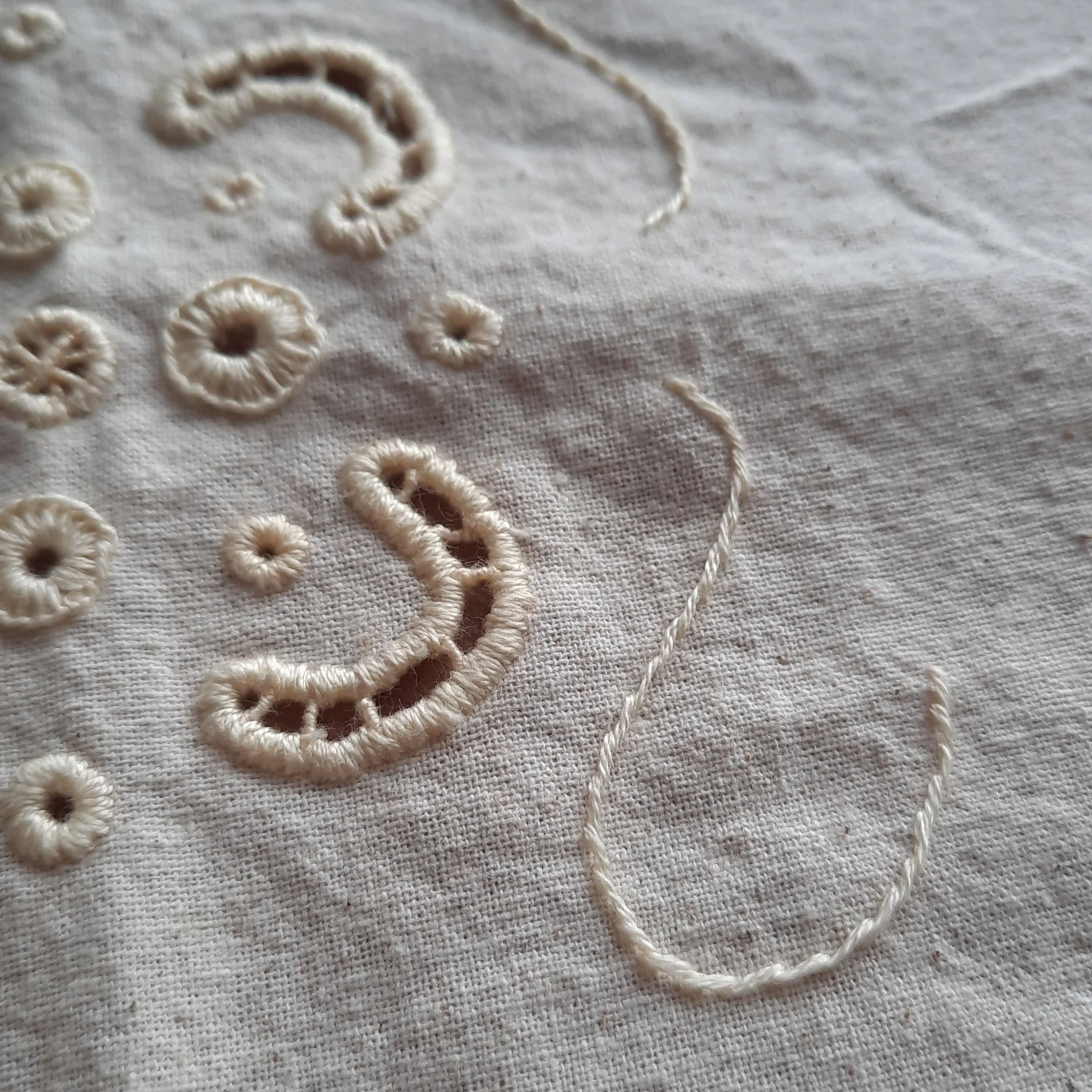 Broderie Anglaise Workshop online with Agy