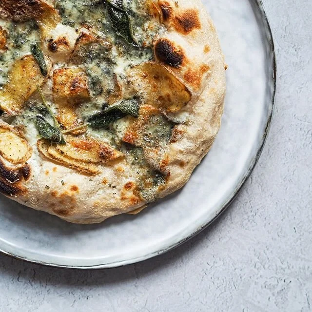 Post midsummer sourdough pizza, white garlic base, roasted potatoes, Gorgonzola, rosemary and sage 🍕