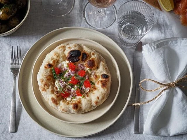 36 hour sourdough base, garlic creme fraiche, a little Parmesan, caviar, chives, finely chopped red onion and dill. The Swedish starter l&ouml;jromstoast slightly reinvented.
@sohohome #sohohome