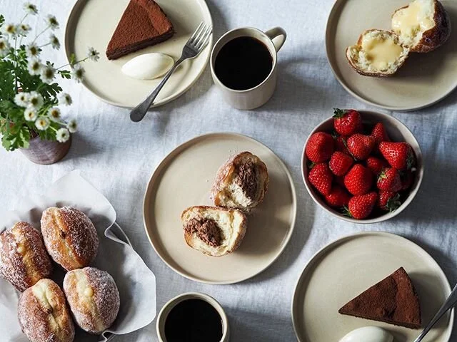 Last but defo NOT least, desserts! And black coffee ofc, no Swedish dessert spread or fika without strong coffee. Anyway, to the important bit, two types of doughnuts, one filled with lemon curd and the other chocolate and espresso. Magical twice bak