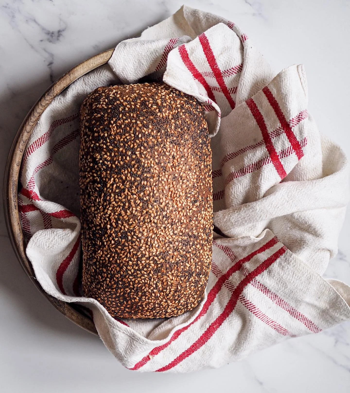 Sourdough sandwich loaf with sesame and poppy seeds, recipe by @maurizio and as per his other recipes it&rsquo;s a great one! Hereby a sandwich loaf convert 🍞