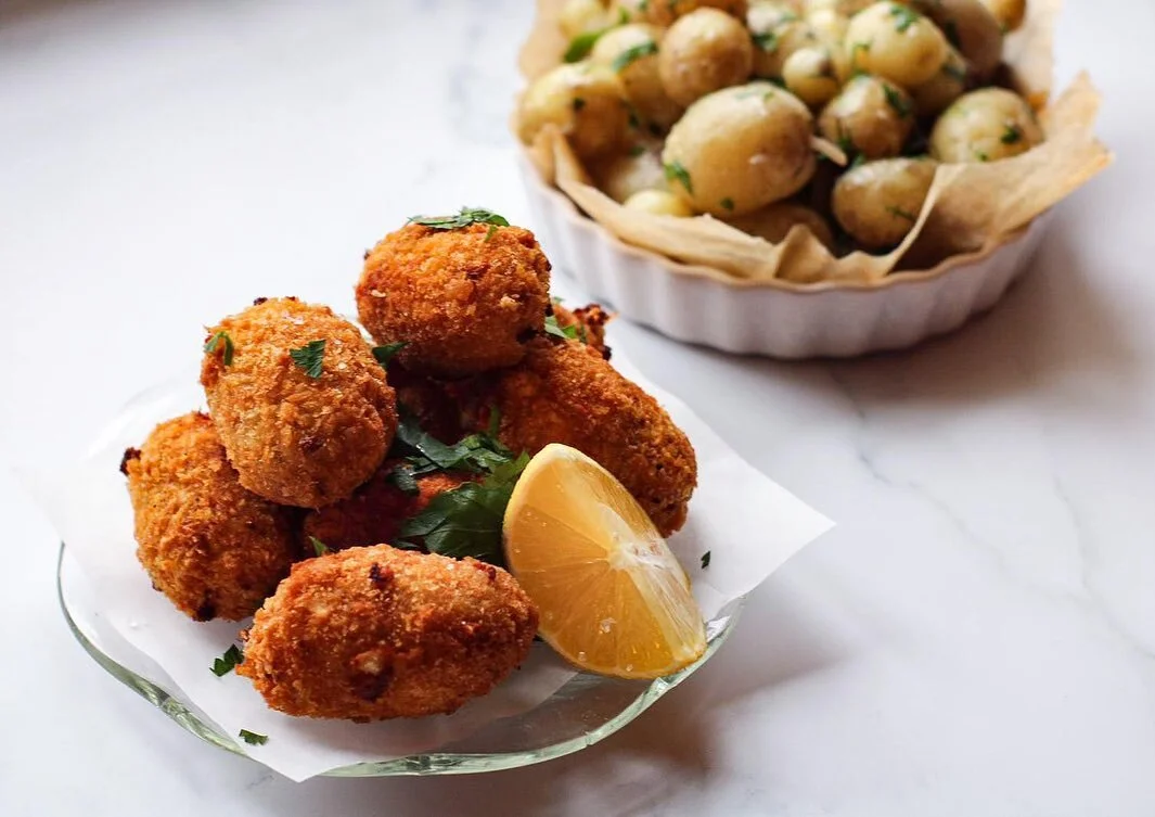 Spanish tapas from a recent event. Croquetas de jamon, herby new potatoes, deep fried courgette flowers filled with ricotta, parmesan, green chillies (basically a posh chilli cheese) and glazed chorizo with sherry vinegar and honey 🍯