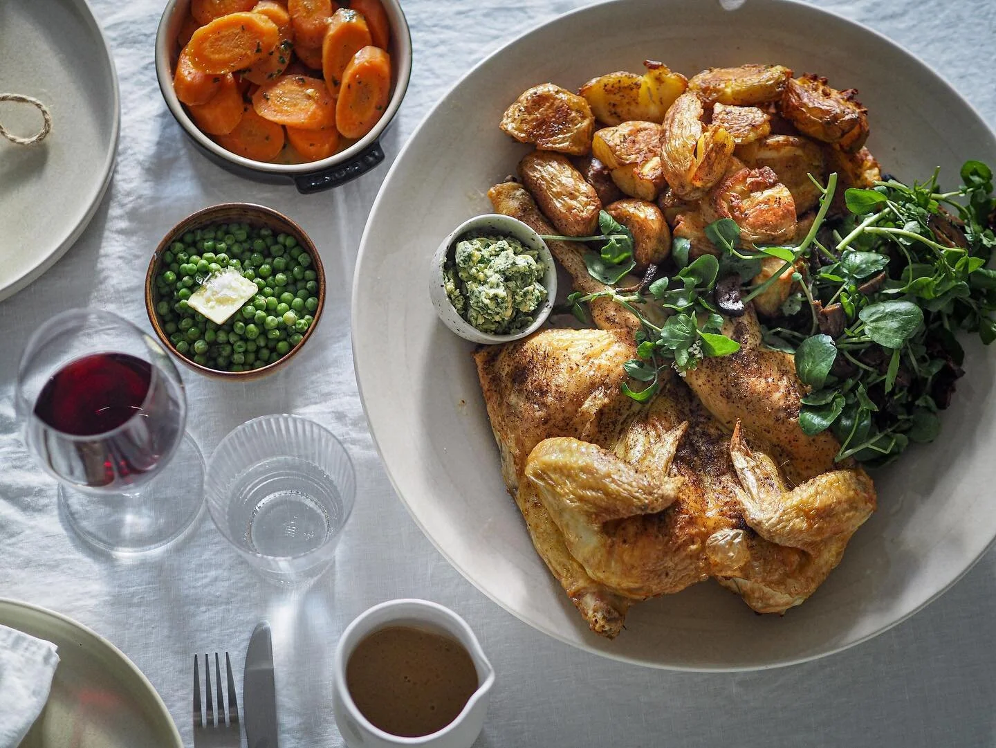 Roast day, crispy chicken and crispy crushed potatoes, garlic butter, watercress with pickled walnuts, gravy, glazed carrots and peas 🍽