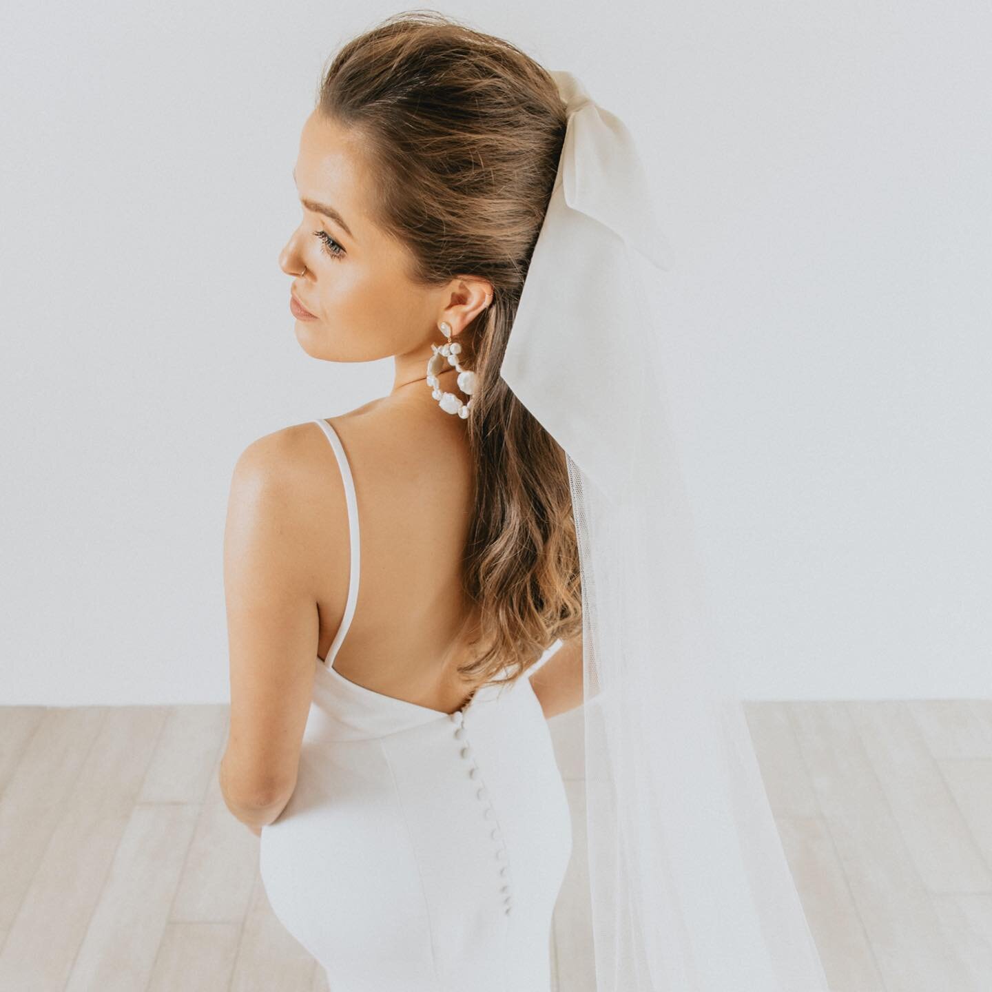 𝐊𝐄𝐄𝐏 𝐈𝐓 𝐒𝐈𝐌𝐏𝐋𝐄
&amp; style it up...that&rsquo;s our thaaang!

Dress: @akristinbridal 
Earrings: @onedamelane 
Veil : @ashleywildbridal 
Bow: @love_story_bride