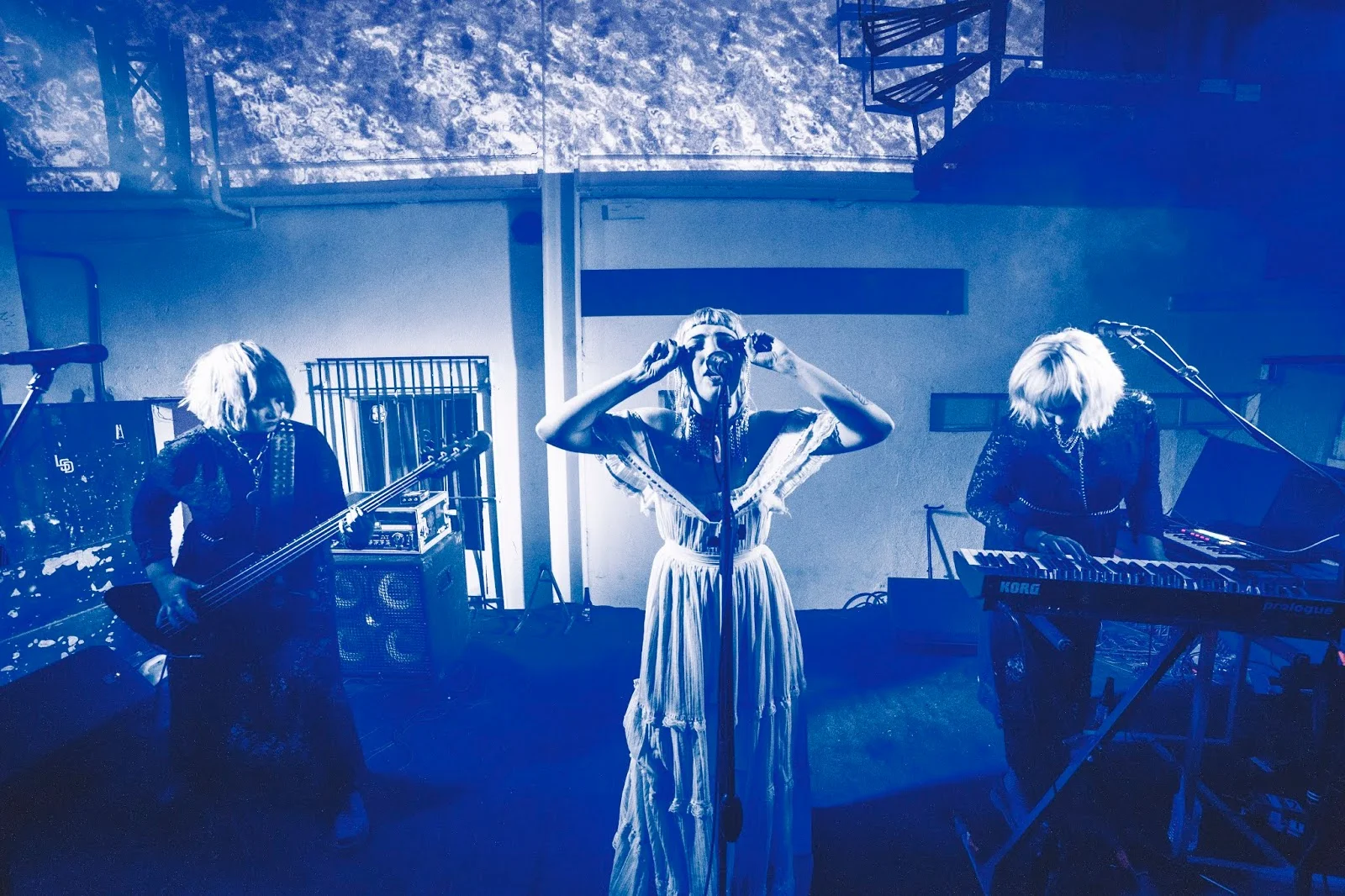 Kælan Mikla y Cave Echoes