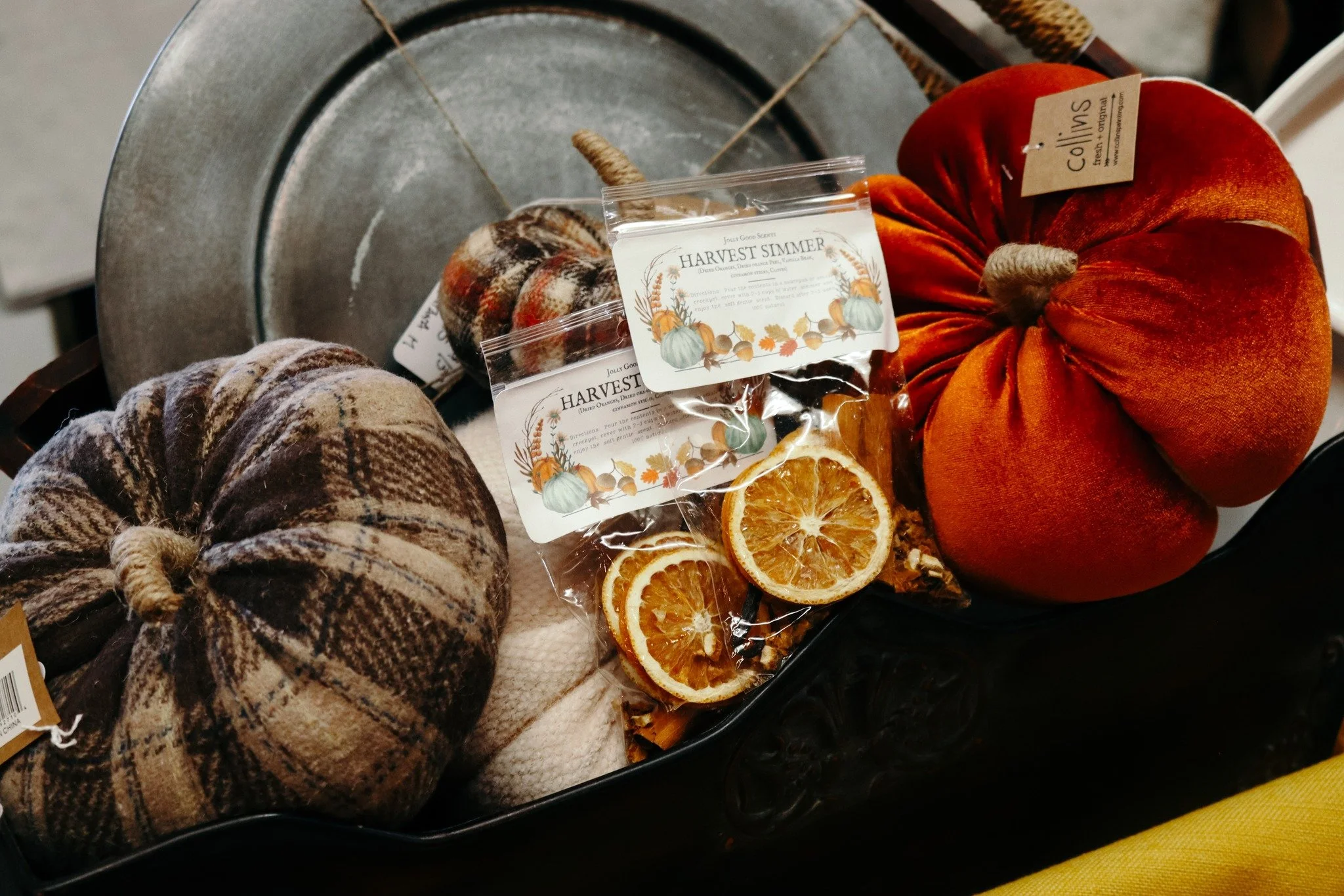 LOOKS AND SMELLS LIKE FALL! 🍁🍂

Our rustic barn is covered in all things Fall, Halloween, and Thanksgiving! Shop with us today to find an array of seasonal decor pieces, and be sure to check out our Harvest Simmer packets, too! Featuring orange, ci