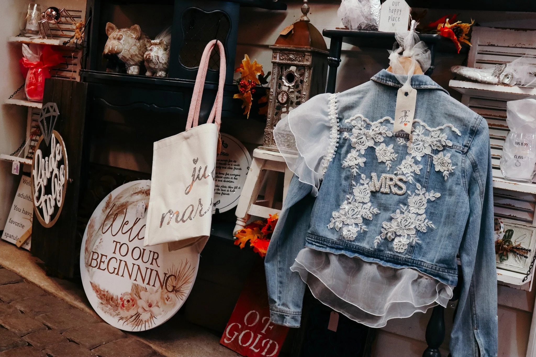 DO YOU KNOW A BRIDE-TO-BE? 💍

Visit the barn and pick up a unique gift for a shower, bachelorette party, or the big day! We also offer a gorgeous event space for all of your pre-wedding events. Want to check it out? We are open from 10AM - 5PM today