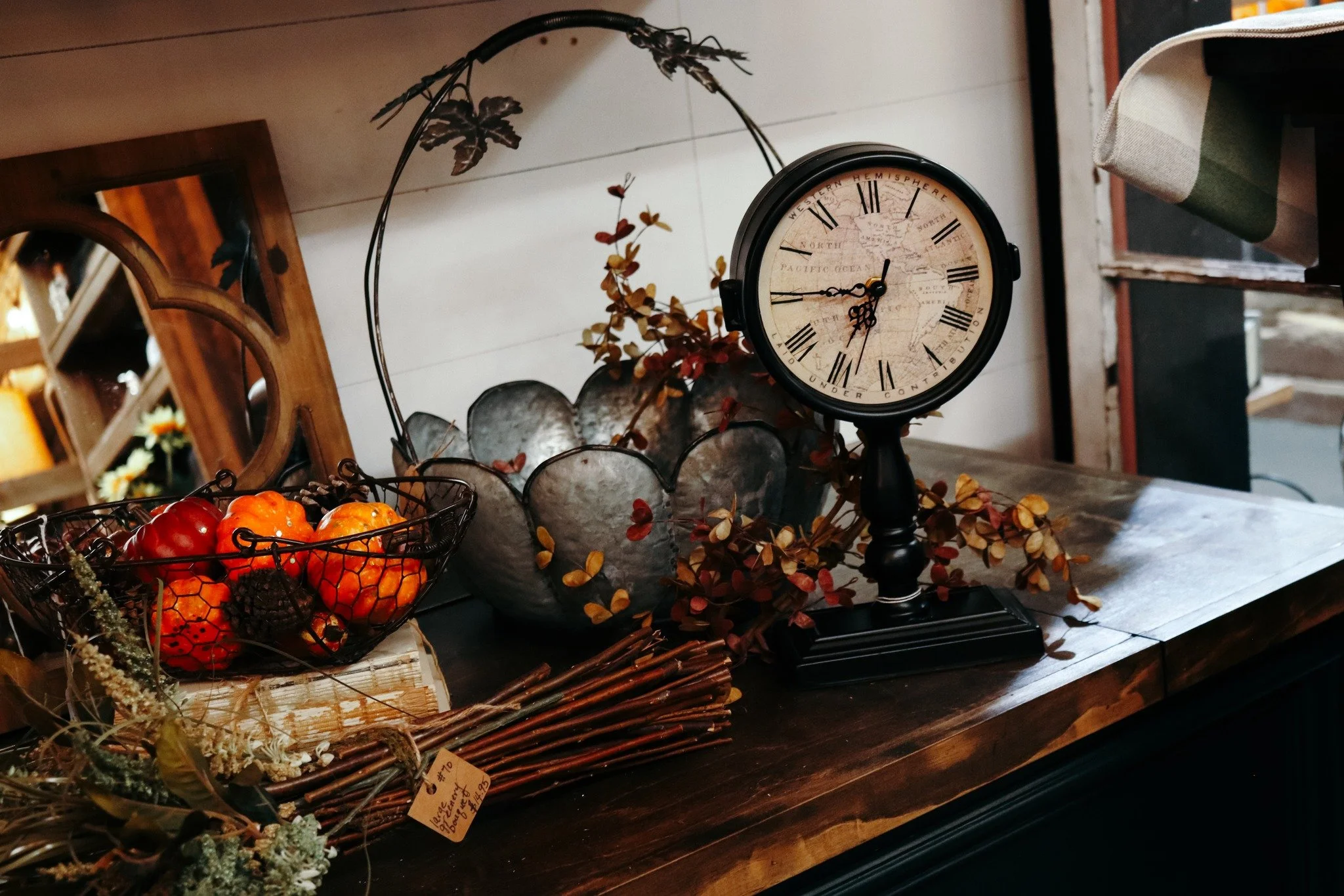 DID YOU CHANGE YOUR CLOCKS?

Daylight Savings Time might have given you an extra hour of sleep, but now it's time to head to @prestigecreativemarkets for a little Sunday Funday shopping! Stop in and browse over 8,000 square feet of rustic marketplace