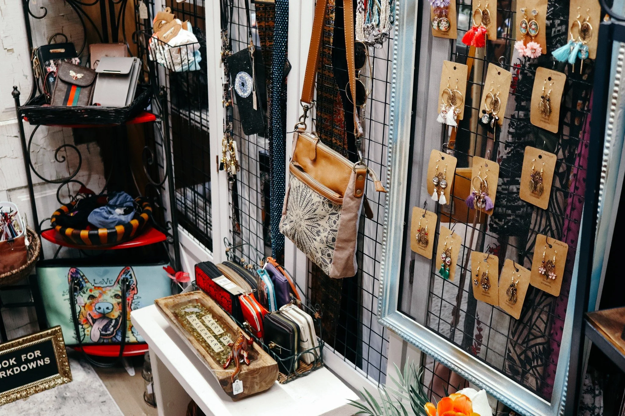 EASY HOLIDAY SHOPPING THIS SEASON 🎁

Starting to think of the perfect gifts to grab? We have something for everyone in our 8,000 square foot barn! Stop in and browse our small shops, or make it easy by picking up a @prestigecreativemarkets gift cert