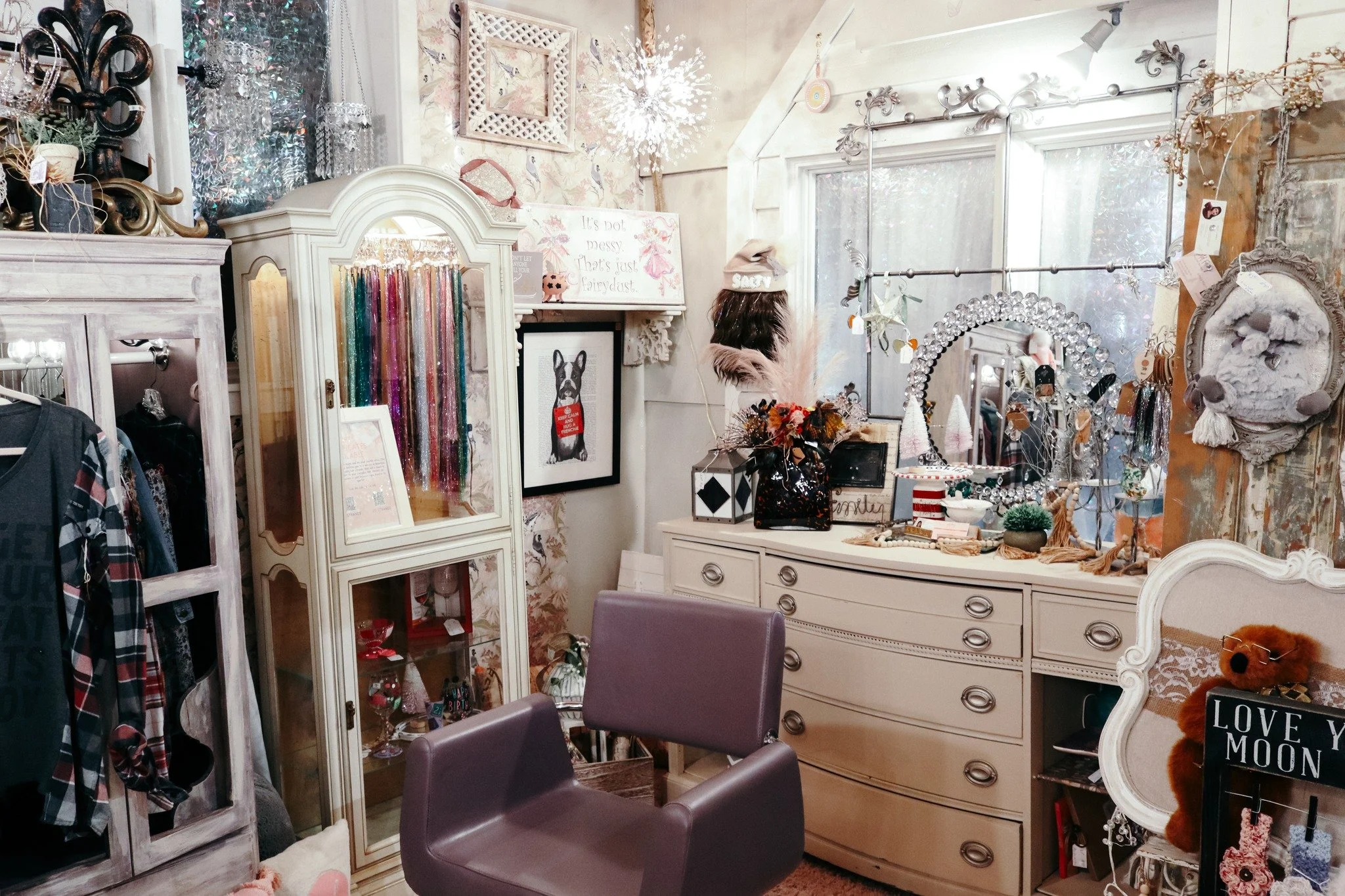 SHIMMERING HOLIDAY HAIR ✨

Add a little something to your style this season with fairy hair strands, sparkly barrettes, shiny hairpins, and more! Stop by our market this week to browse our selection - we are open every Wednesday - Sunday beginning at