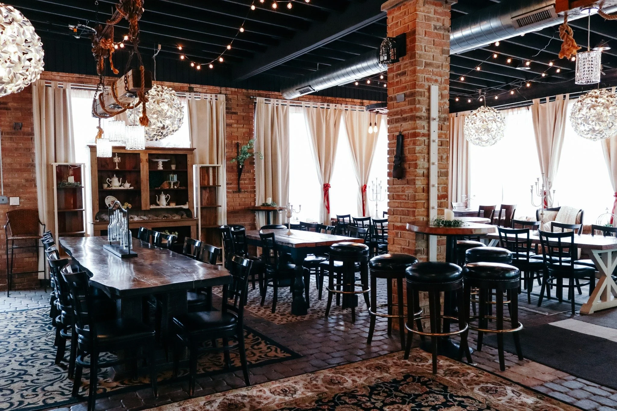 ARE YOU PLANNING YOUR WEDDING? 💍

Our unique indoor courtyard is perfect for your wedding shower or rehearsal dinner! It features rustic brick + stone, lots of natural light, and a serving area. Check out our website for additional details about the