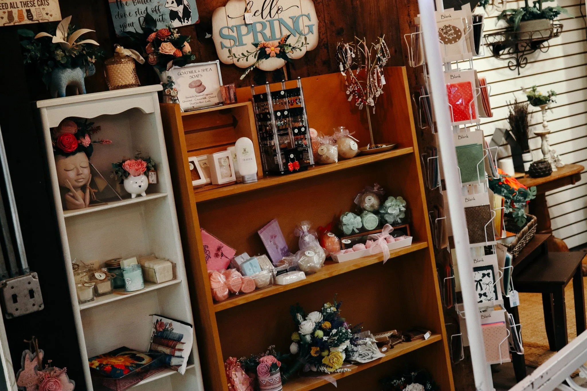 NEED A SIMPLE SPACE FOR YOUR BUSINESS? 🌿

Join @prestigecreativemarkets as a shop owner! You don't need to fill a huge space to be a part of our barn family. Smaller bookcase spots are available beginning at $50 per month! Establish brand awareness,