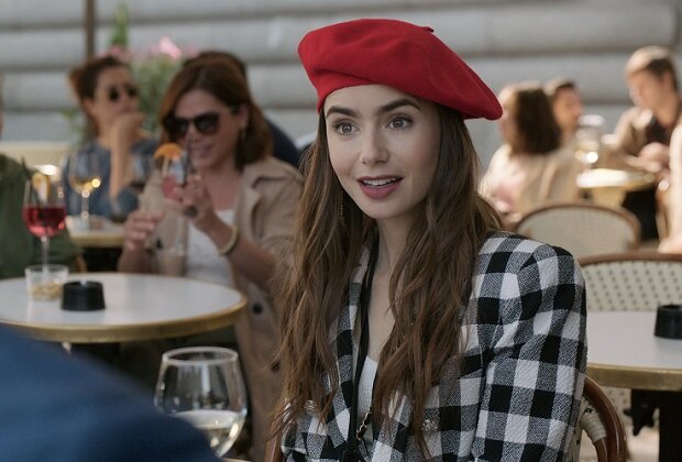  EMILY IN PARIS (L to R) LILY COLLINS as EMILY in episode 103 of EMILY IN PARIS. Cr. COURTESY OF NETFLIX © 2020 