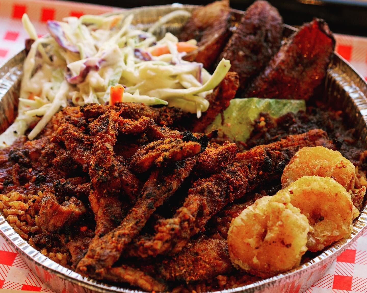 Suya Beef, fried plantain and jallof rice with added garlic shrimp and coleslaw. That&rsquo;s what I call a munch. The King of rice plates 

#suya #plantain #jallof #seafood #halalfood