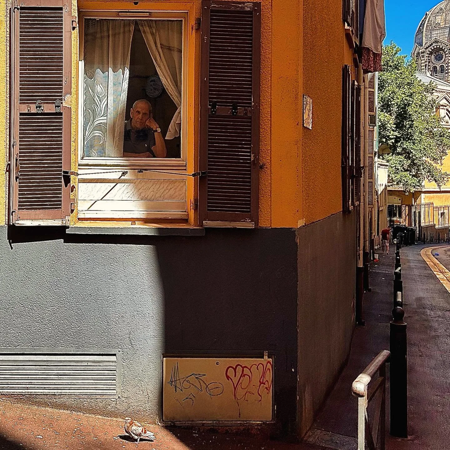 Rencontre br&egrave;ve au coin d&rsquo;une rue #marseille #streetphotography