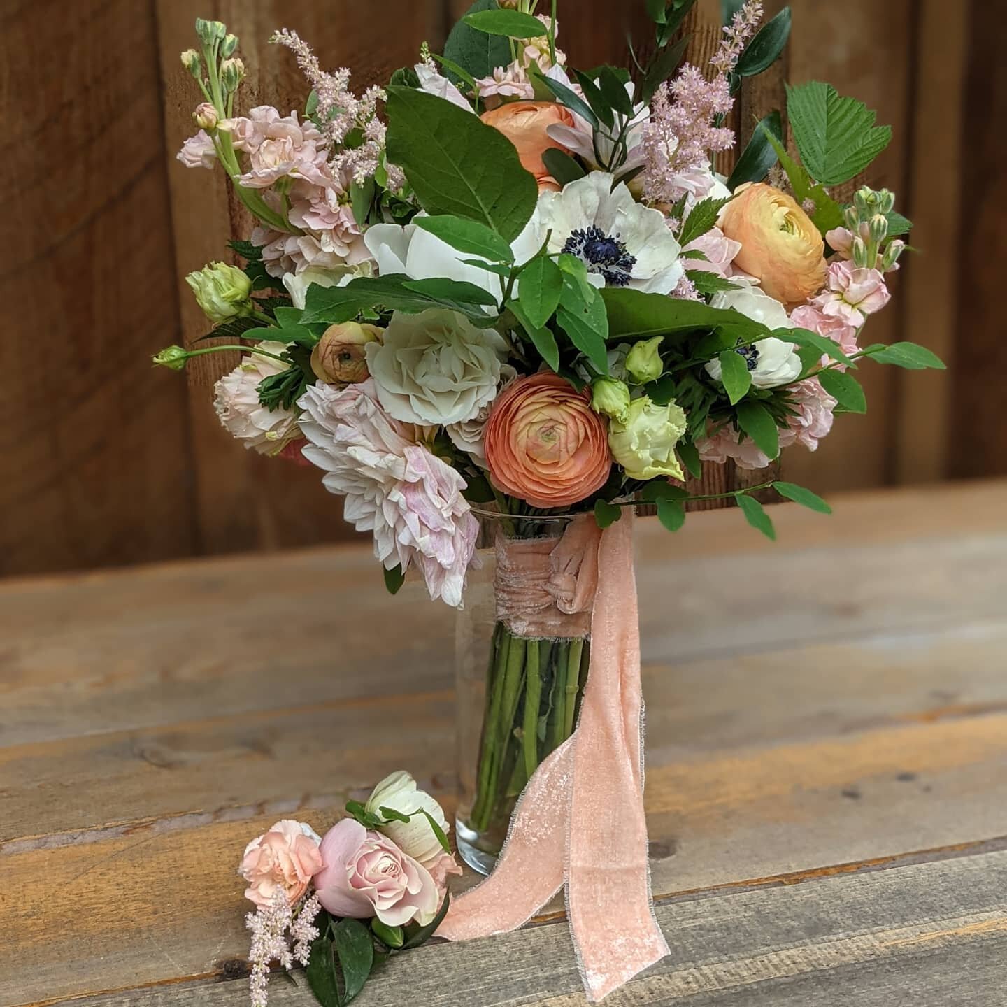 It's wedding day for Tessa &amp; Daniel! The blush, cream and apricot flowers the couple requested pop so beautifully against the blue velvet tablecloths! 

It's always so much fun to be part of the day-of team and see these events come together in r