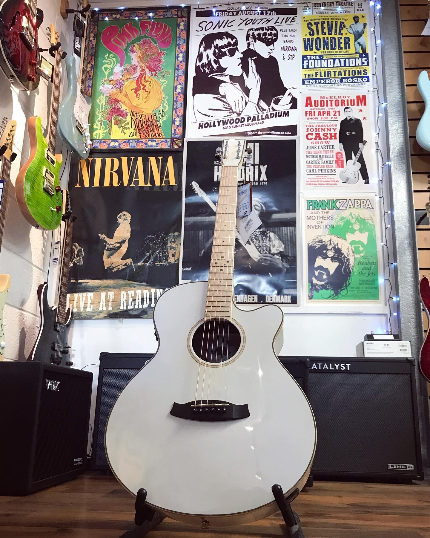 After something different for Christmas? 🎄
We&rsquo;ve got it! 
With a sparkly white gloss finish and a MAPLE fretboard, this @tanglewooduk Winterleaf Acoustic is a head turner, and possibly the most festive guitar we&rsquo;ve seen&hellip;⛄️