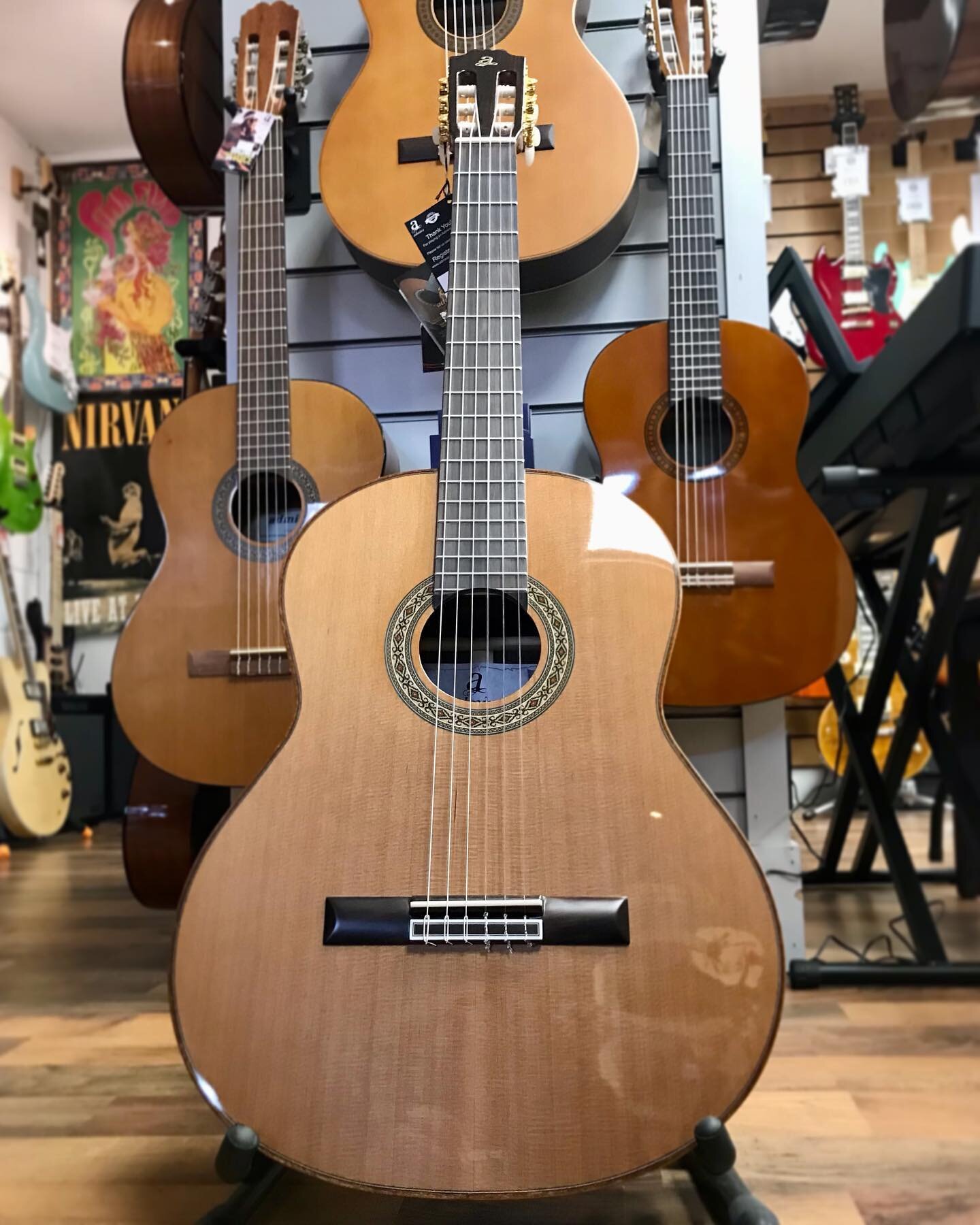 Something a little different for your eyes today.
This beautiful handcrafted @admiraguitars A10 is one of the nicest sounding classical guitars we&rsquo;ve heard! It&rsquo;s Solid Cedar top projects huuuge tones! 🌳