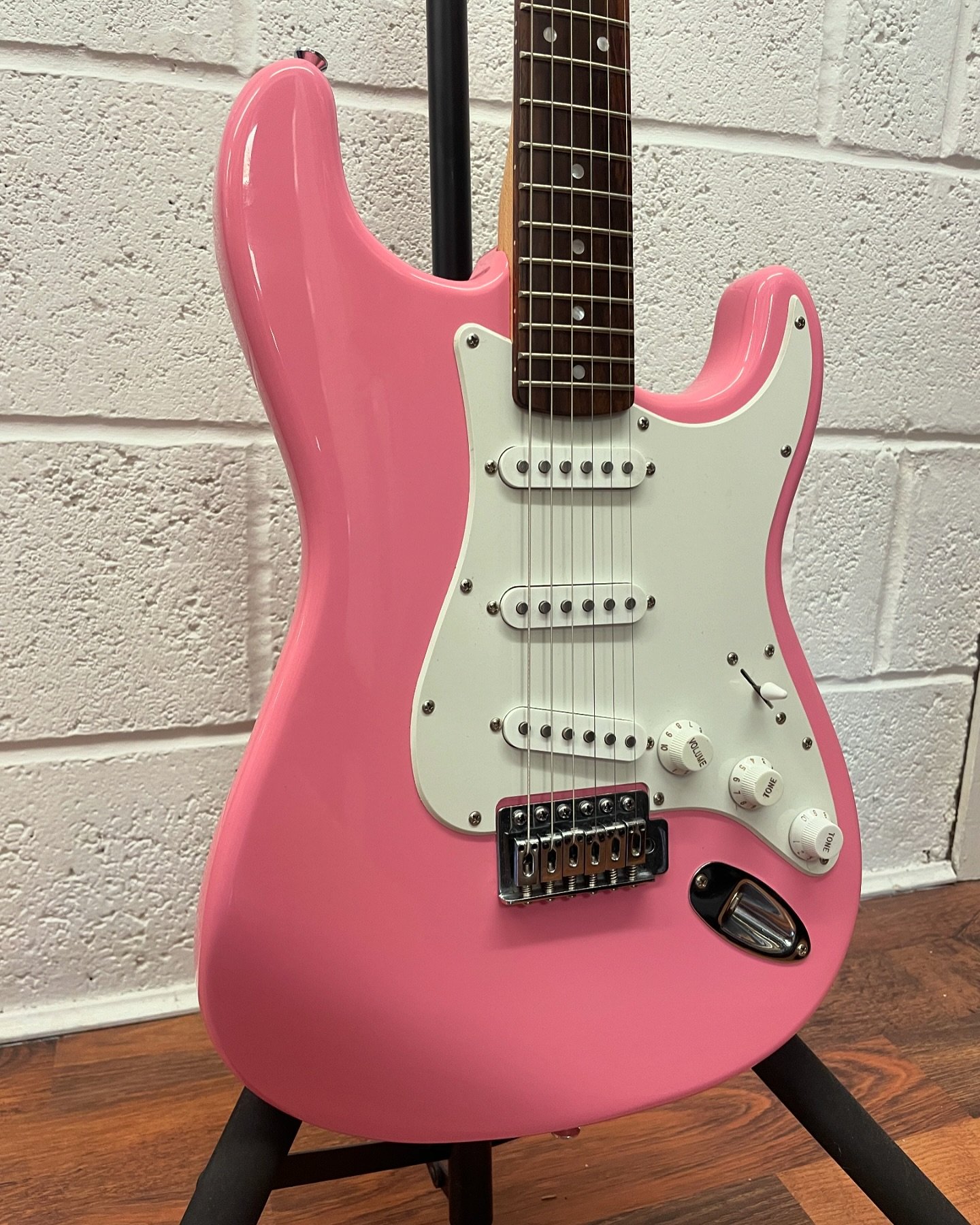 We love a rare find!!!
2011 Squier Bullet in PINK! Why do they discontinue the best colours?! 💓