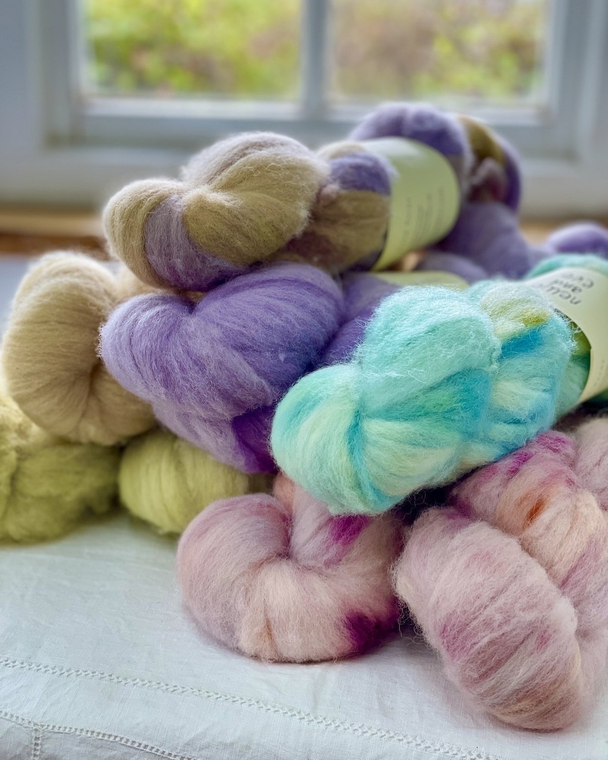 The virtual shelves of the shop have been re-stocked after the weekend&rsquo;s yarn festival&hellip;.
There&rsquo;s also some new products coming tonight including the return of Welsh mule wool fibre tops, a new colour way in the Single Farm BFL (and