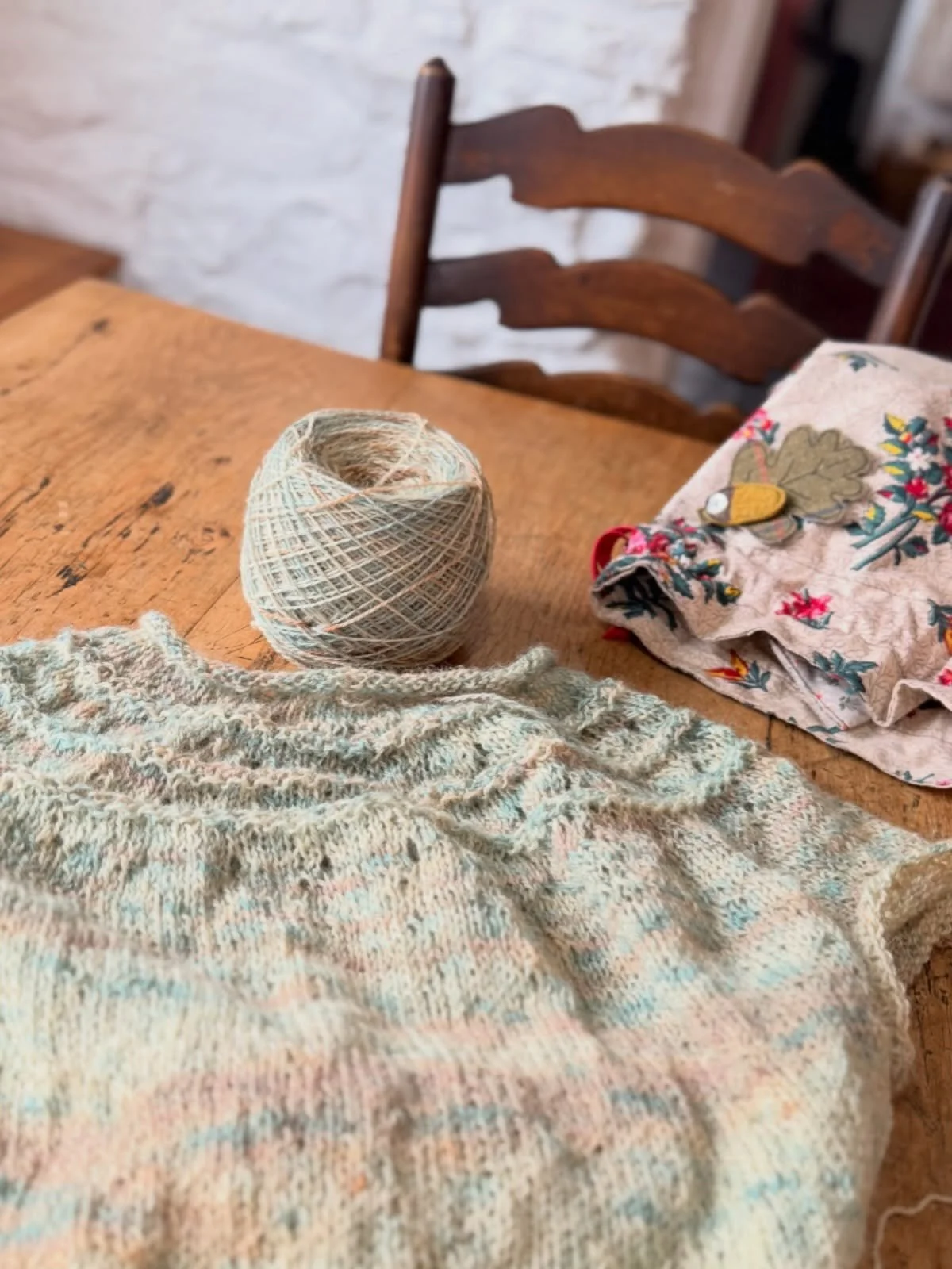 Almost finished my latest project, oops should've shared this sooner! Such a satisfying knit, my 3rd version of #deadeasypullover by Karin Fernandes of @beautifulknitters. This summer tee version uses just one skein of my Dales 4ply in Spring Tide an