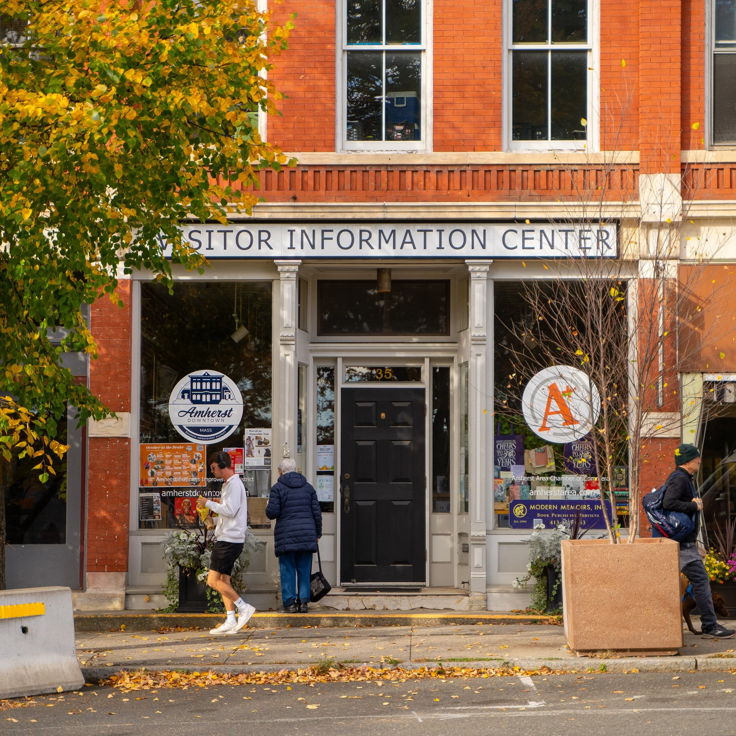 Fall looks good on Amherst 🍁🤎 
Here&rsquo;s a Fall photo dump of the season&rsquo;s best colors, our Downtown charm, and the local spots that make our community so special! Come Downtown and experience the season for yourself 😊 stroll the streets,