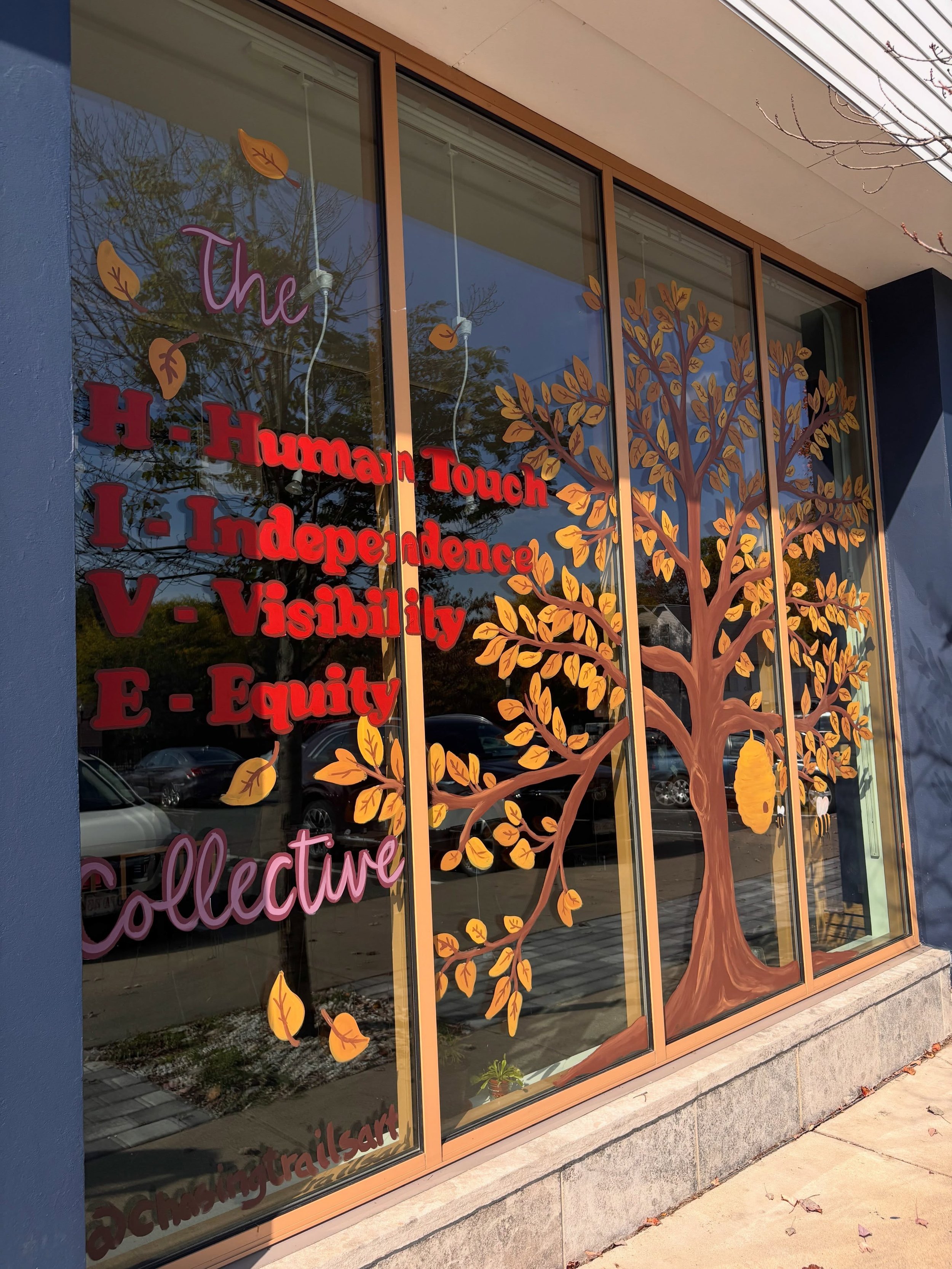 I spy with my little eye&hellip; four festive fall painted windows!🍁🐈&zwj;⬛🎃🌙🍂

Come Downtown and see them for yourself! 

Thank you to @chasingtrailsart for this amazing artwork!! Featuring The Hive Collective, Sei Bella Salon, Matt&rsquo;s Bar