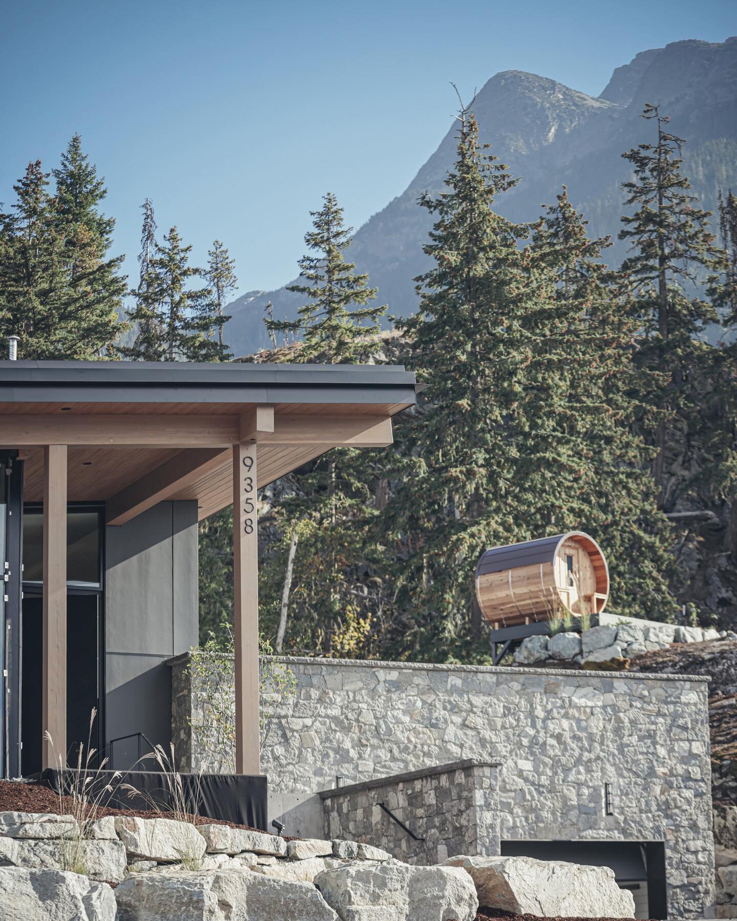 Wedgewood Project Complete ✔️🤟🏻
🪨 @aderanaturalstonesupply 
👷&zwj;♂️ @cvcustombuilders 

 #stonework #whistlerstonework #whistlermasonry #masonry #mason #whistlernaturalstone #stonemason