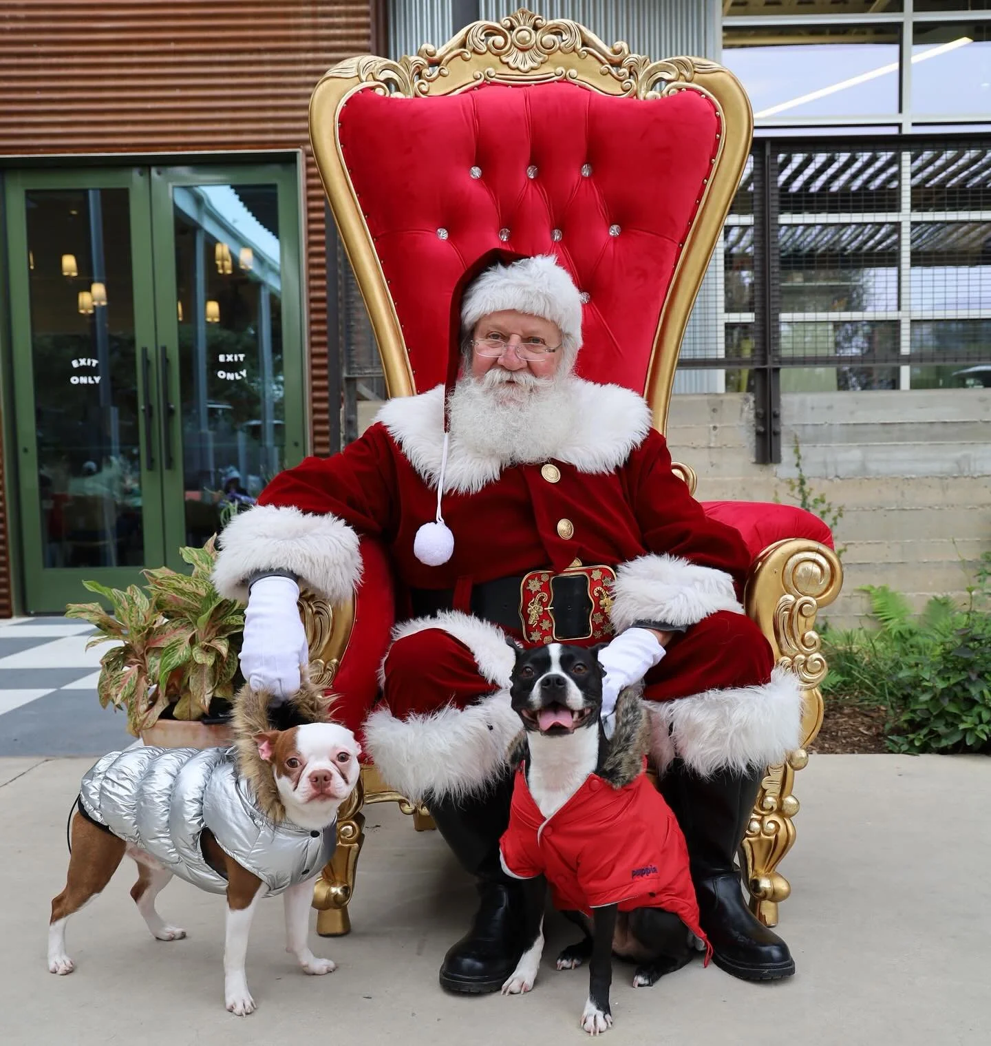 🎄🎅 Christmas is around the corner! Have you booked one of our photo booths to capture the holiday magic? Don&rsquo;t wait&mdash;send us a DM and let&rsquo;s make your celebration unforgettable!

#santaphotos #holidayparty #christmasparty #mbpphotob