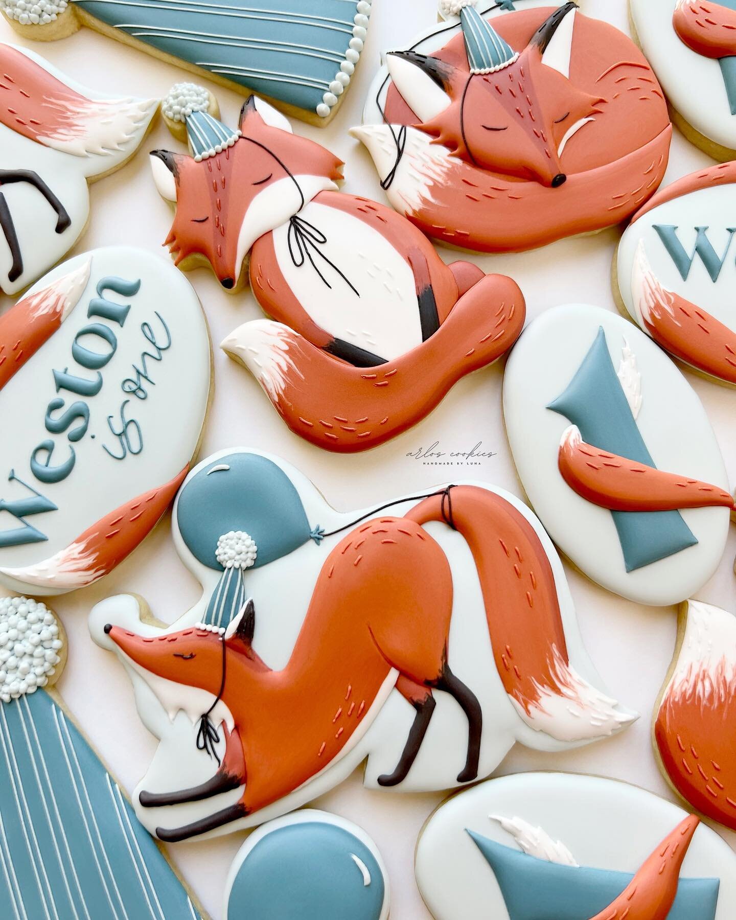 Aren&rsquo;t these the cutest little foxes you&rsquo;ve ever seen?! 🦊 

I made these cookies LAST summer and I can&rsquo;t believe I haven&rsquo;t shared them yet! There are actually a lot of sets from last year that I still need to share 🙃

Oval c