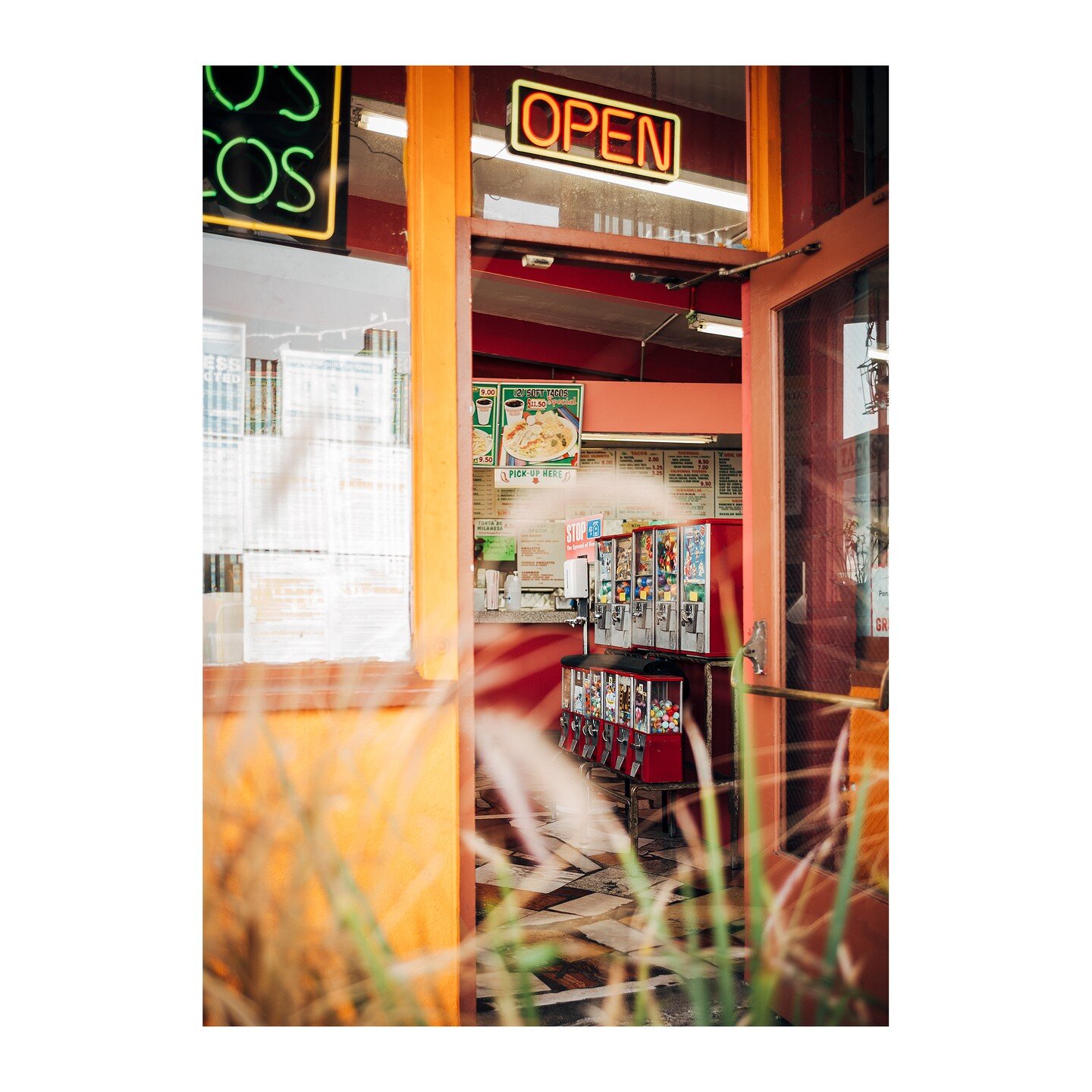 #tacos 
.
.
.
.
.
.
.
#thephotosector #tnscollective #insidephotos #takemagazine #streetphoto_art #streetphotocollective #bcncollective #banalmag #leicam10 #leica