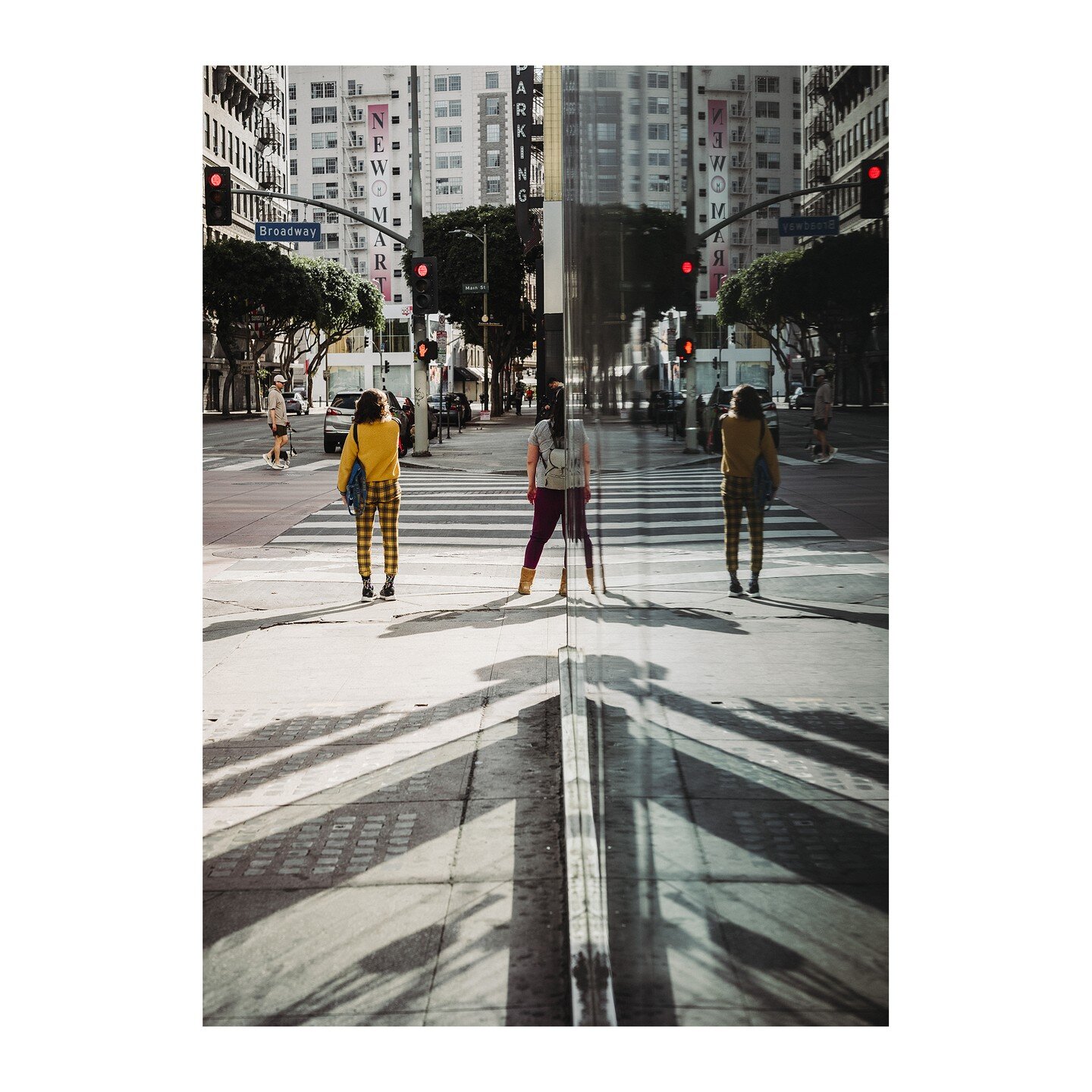 #broadway 
.
.
.
.
.
.
.
#banalmag #bcncollective #spicollective #streetscenemag #shinyhappystreet #split #losangelesarchitecture #reflection #leicasl2s #summicron35 #leica #leicamag