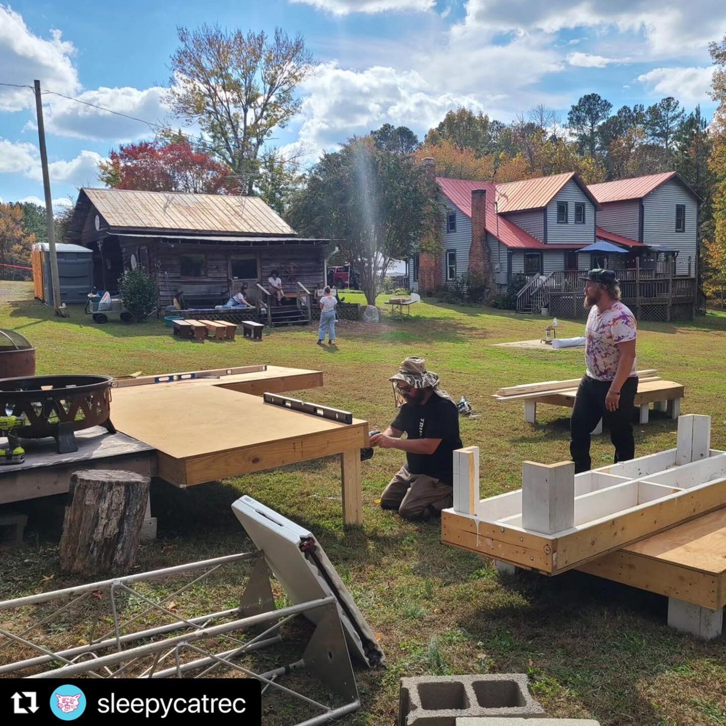 #Repost @sleepycatrec with @use.repost
・・・
Good work day at @downyonderfarm with this dream squad! Already filled with love and gratitude for everyone in our community. Can't wait to share Sleepy Fest with everyone tomorrow.

🔗☝🏽tickets and info. O
