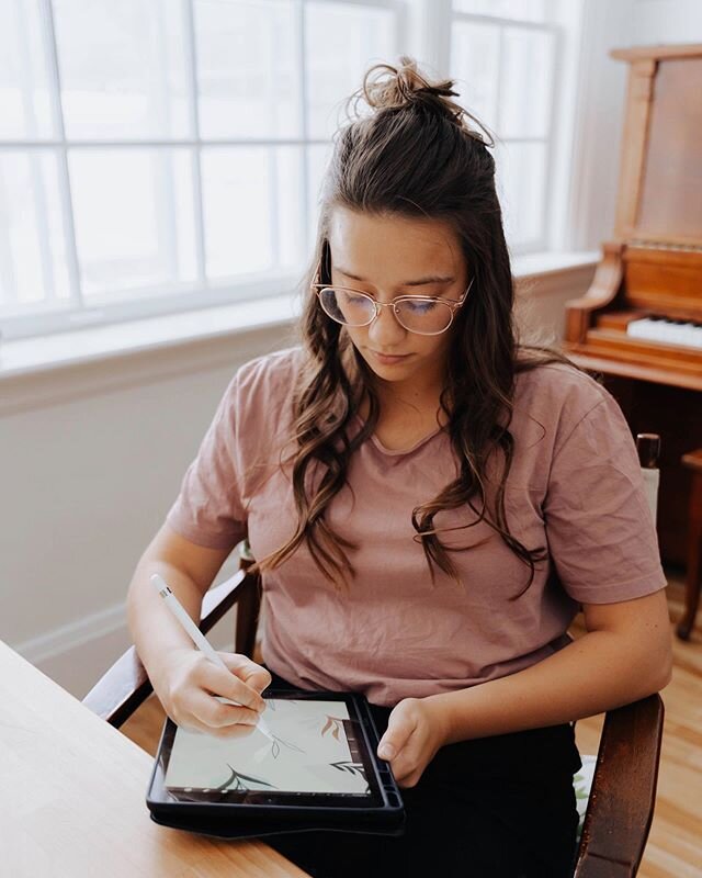 Okay, this post has been a long time coming. This gal here 👆🏼👆🏼 is @laurel.aa, the talented designer behind my brand refresh.⁣
⁣
Not only is she a gem of a human, she has a stellar eye for design and is so dang easy to work with (because yes, I&r